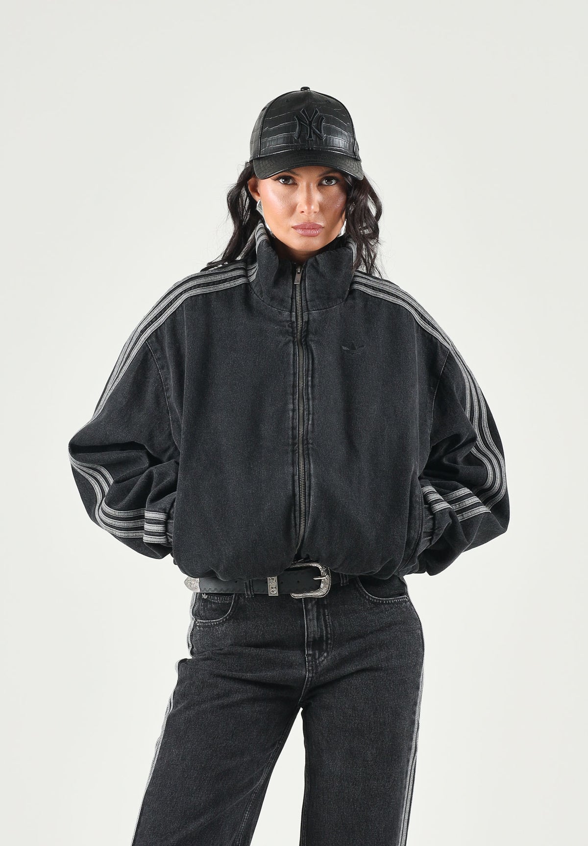 ADIDAS ORIGINALS Giubbotto di jeans denim-nero per uomo e donna con iconiche 3-stripes<BR/> KT4233 . ADIDAS ORIGINALS