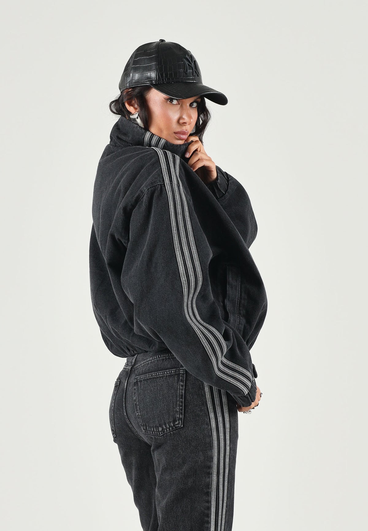 ADIDAS ORIGINALS Giubbotto di jeans denim-nero per uomo e donna con iconiche 3-stripes<BR/> KT4233 . ADIDAS ORIGINALS