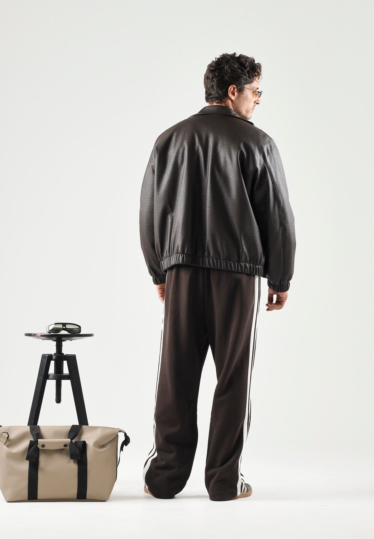 ADIDAS ORIGINALS Pantaloni sportivi CUTLINE SWEATPANTS Aurora Coffee marrone da uomo , con taglio ampio KT4298 . ADIDAS ORIGINALS