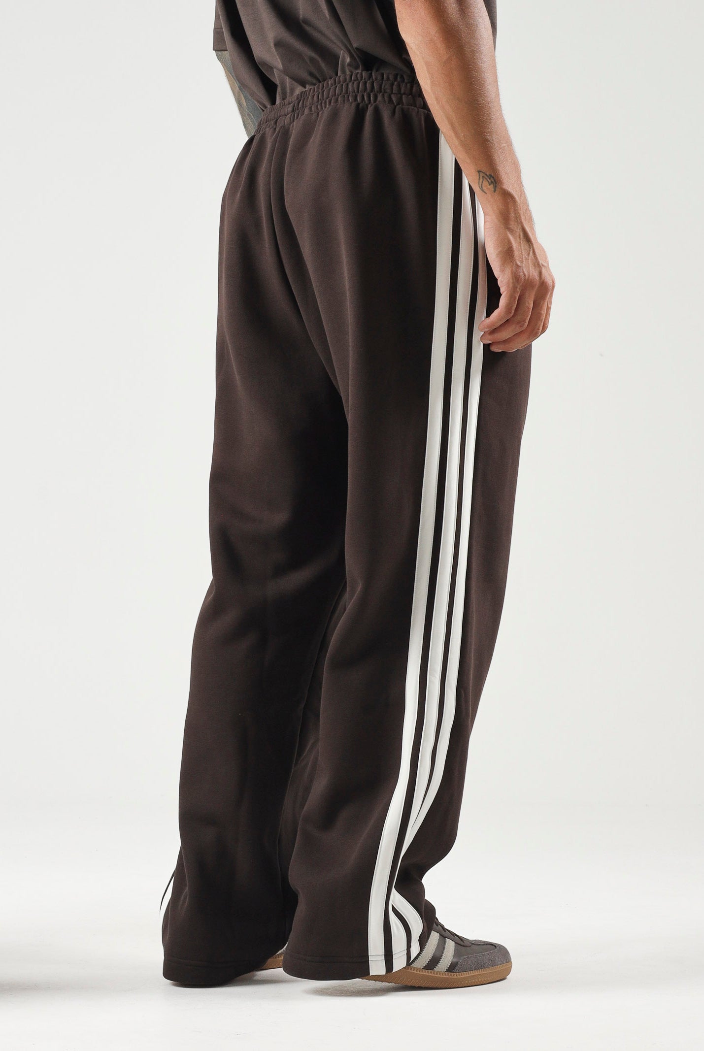 ADIDAS ORIGINALS Pantaloni CUTLINE SWEATPANTS Aurora Coffee da uomo , con taglio ampio KT4298 . ADIDAS ORIGINALS