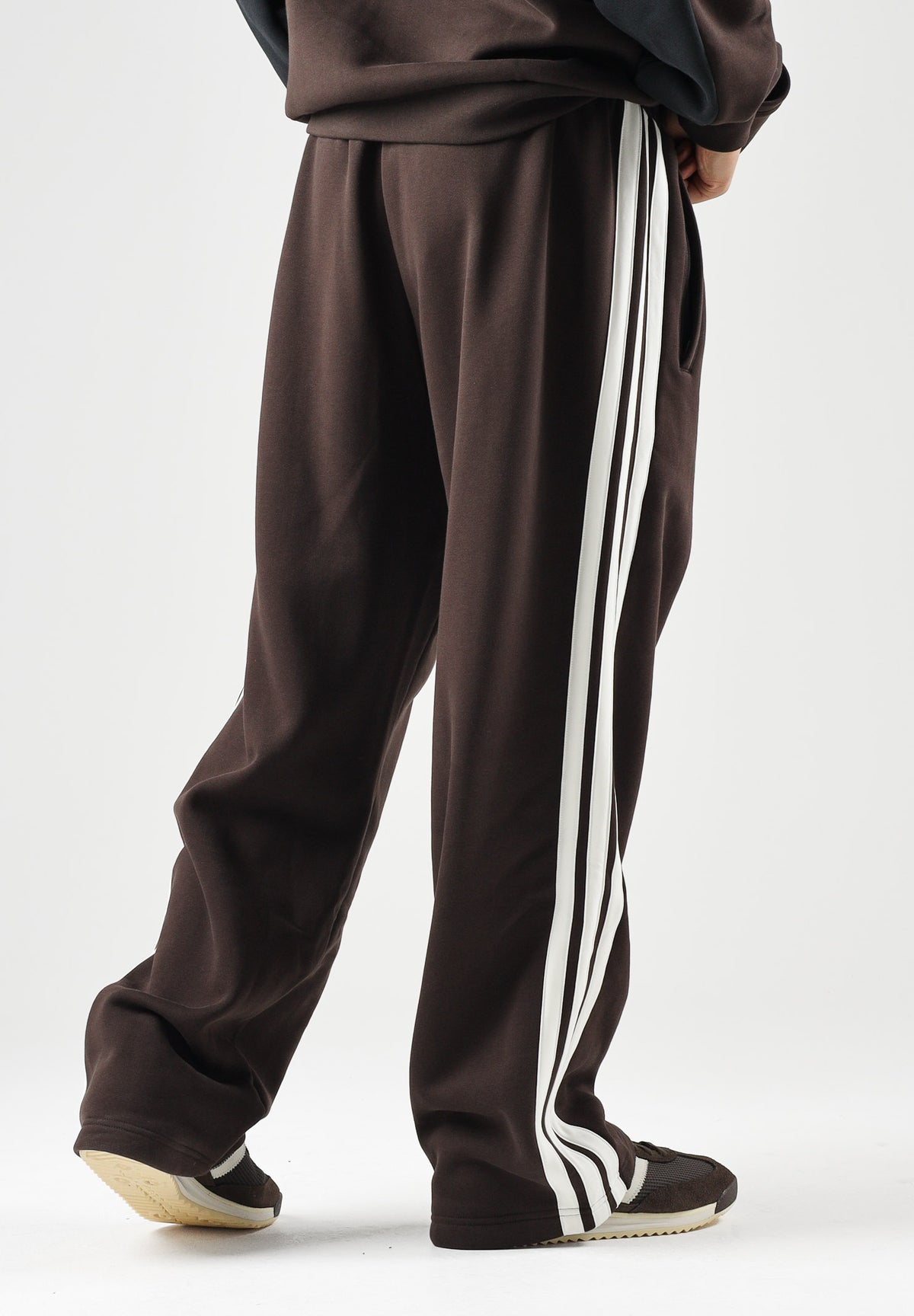 ADIDAS ORIGINALS Pantaloni sportivi CUTLINE SWEATPANTS Aurora Coffee marrone da uomo con taglio ampio KT4298 . ADIDAS ORIGINALS