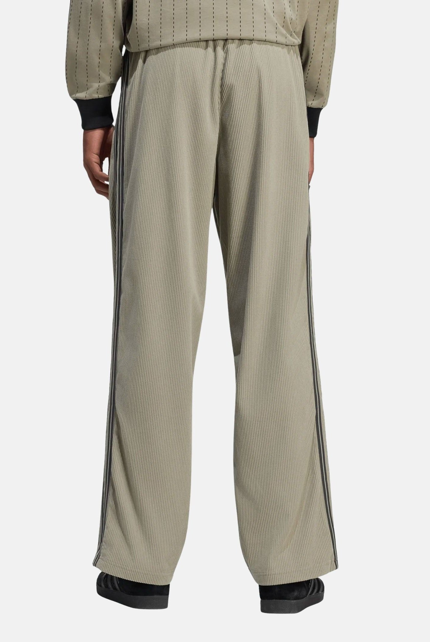 ADIDAS ORIGINALS Pantaloni FIREBIRD CORDUROY Silver Pebble beige uomo con gamba ampia KT4338 . ADIDAS ORIGINALS