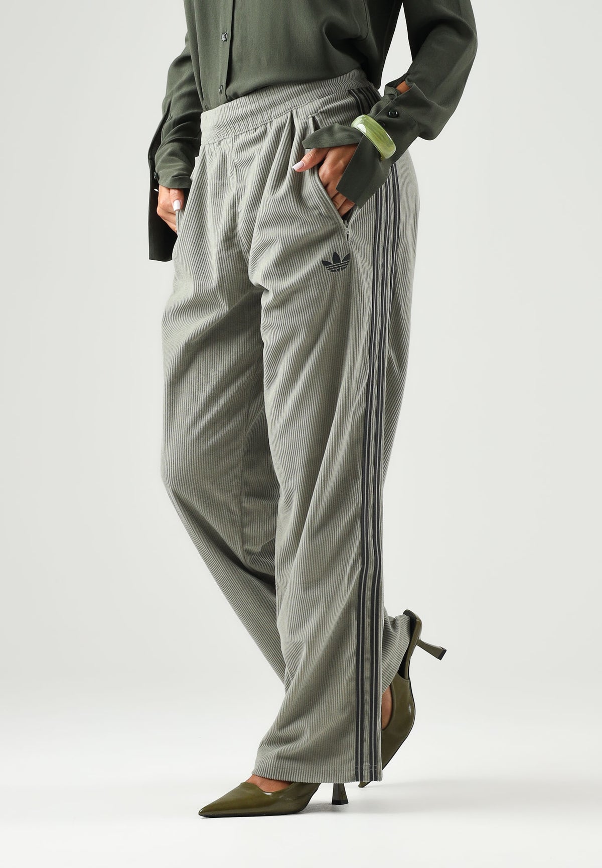 ADIDAS ORIGINALS Pantaloni FIREBIRD CORDUROY Silver beige per uomo e donna con gamba ampia KT4338 . ADIDAS ORIGINALS