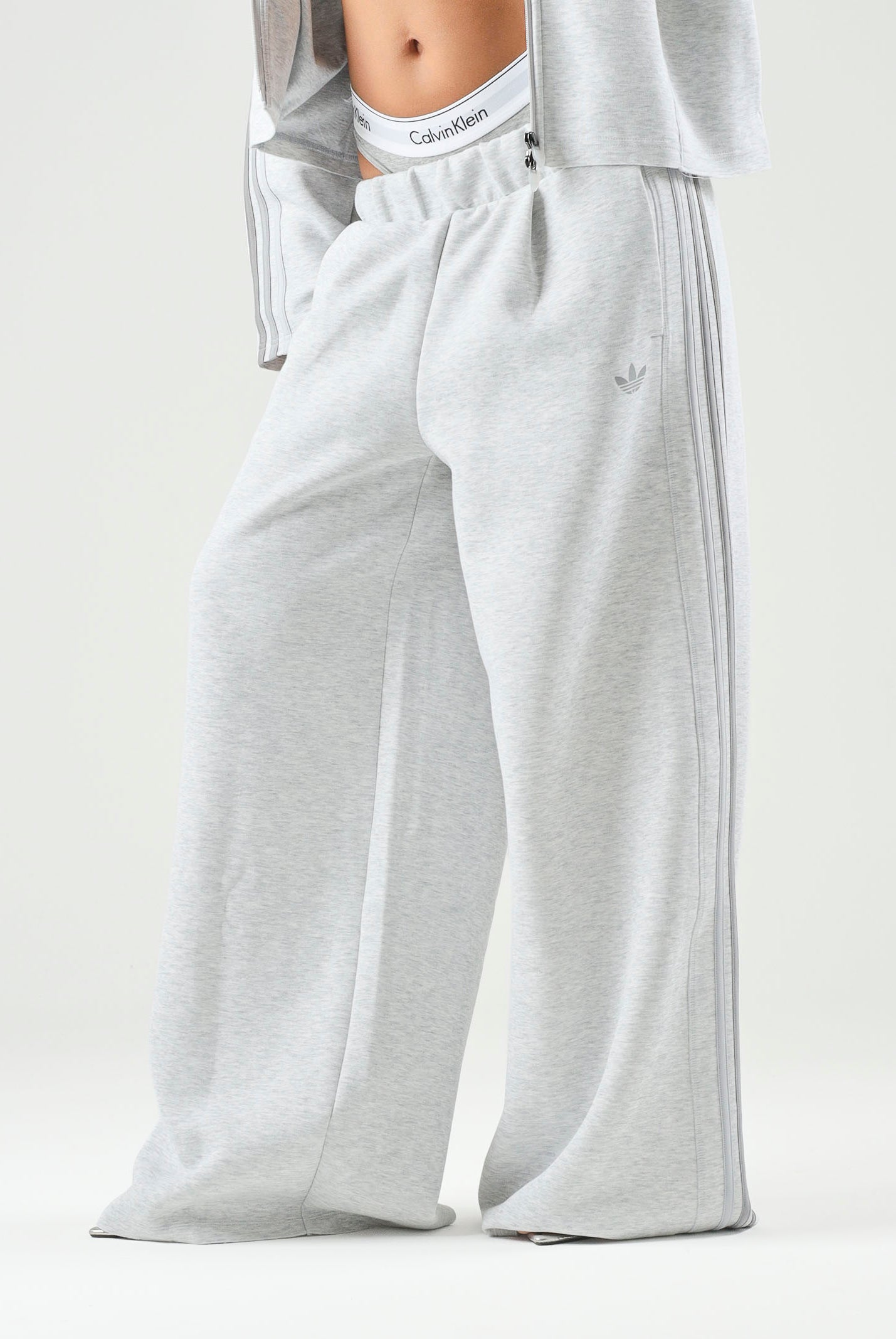 ADIDAS ORIGINALS Pantalone SST 2.0 LONG TRACKPANT Light Grey grigio chiaro da donna con linea ampia KT4687 . ADIDAS ORIGINALS