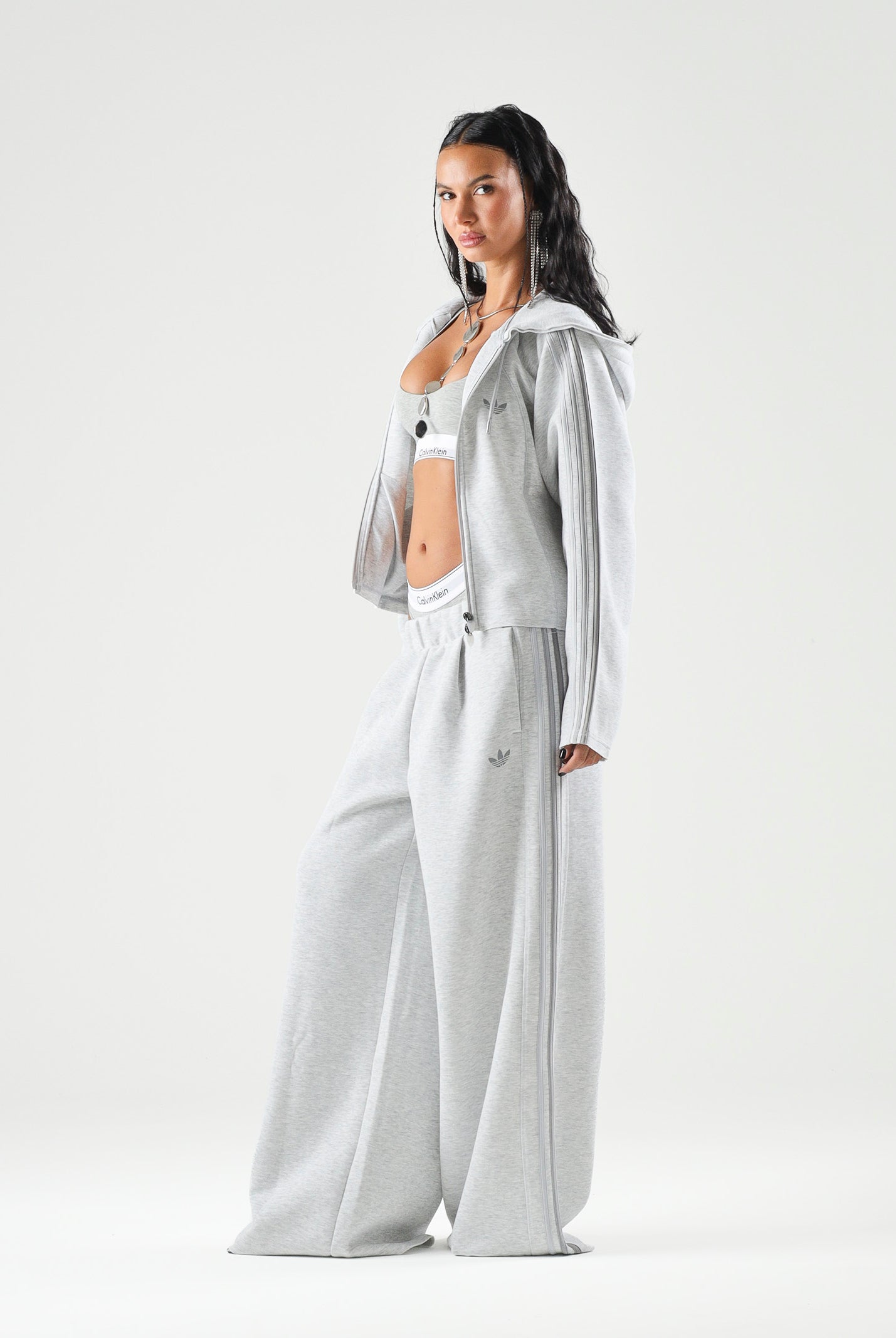 ADIDAS ORIGINALS Felpa SST 2.0 CROPPED HOODY Light Grey grigio chiaro da donna con iconiche 3-Stripes a contrasto. KT4690 . ADIDAS ORIGINALS