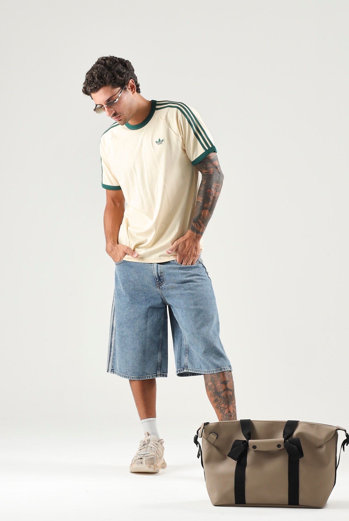 ADIDAS ORIGINALS T-shirt 3-STRIPES Warm Vanilla da uomo con logo iconico KT5058 . ADIDAS ORIGINALS