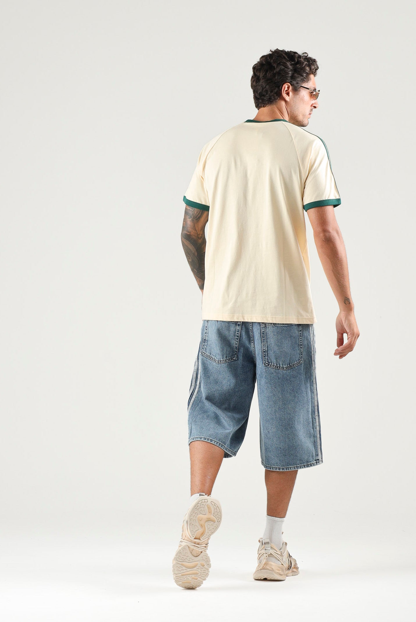 ADIDAS ORIGINALS T-shirt 3-STRIPES Warm Vanilla da uomo con logo iconico KT5058 . ADIDAS ORIGINALS