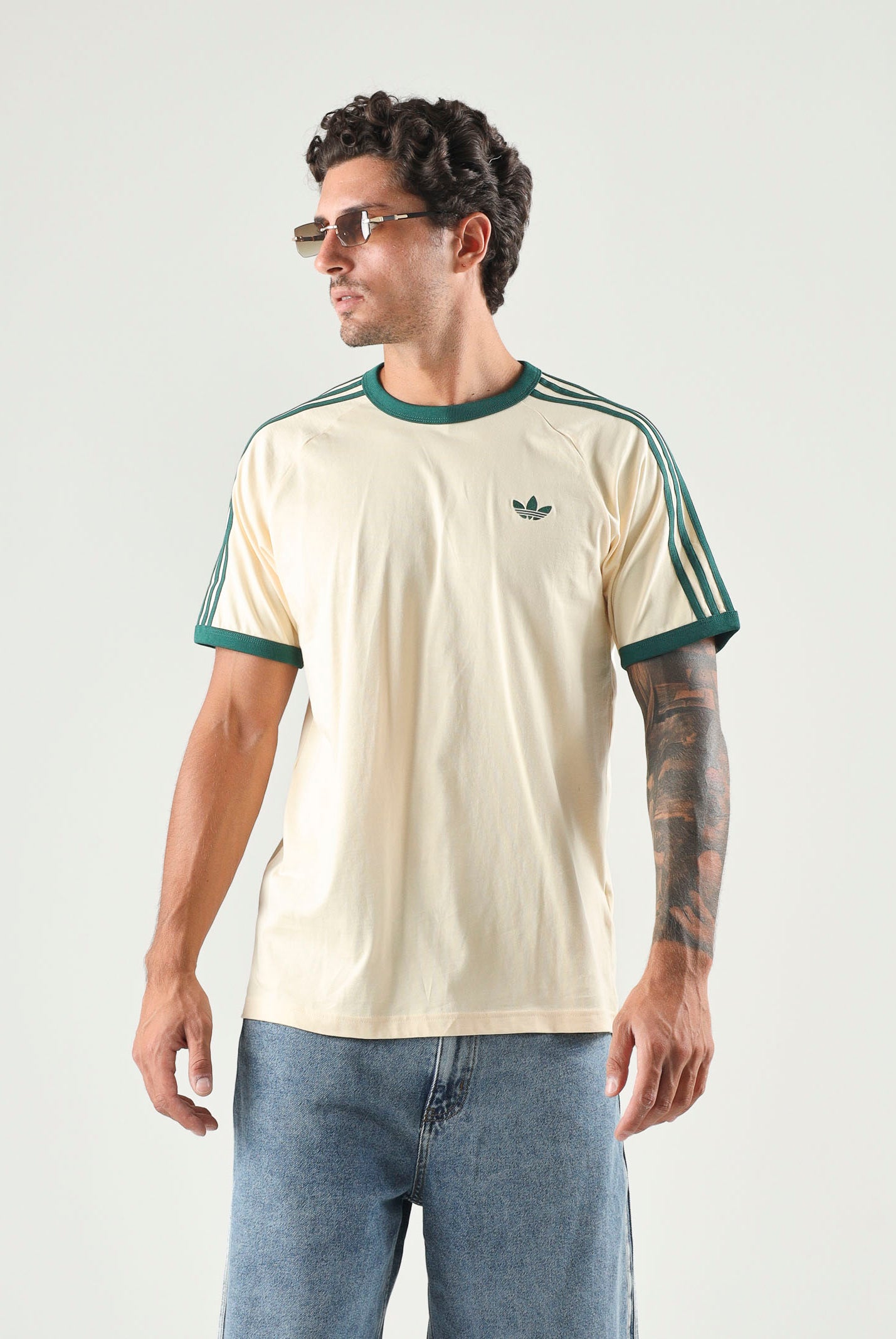 ADIDAS ORIGINALS T-shirt 3-STRIPES Warm Vanilla da uomo con logo iconico KT5058 . ADIDAS ORIGINALS