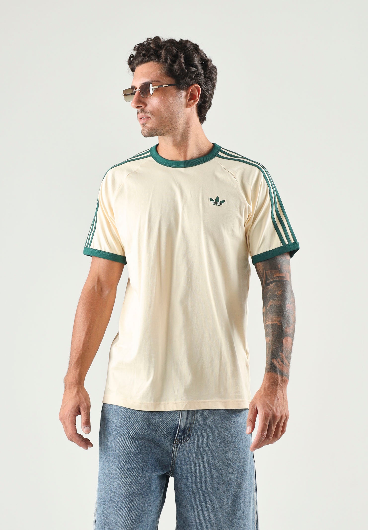 ADIDAS ORIGINALS T-shirt 3-STRIPES Warm Vanilla da uomo con logo iconico KT5058 . ADIDAS ORIGINALS