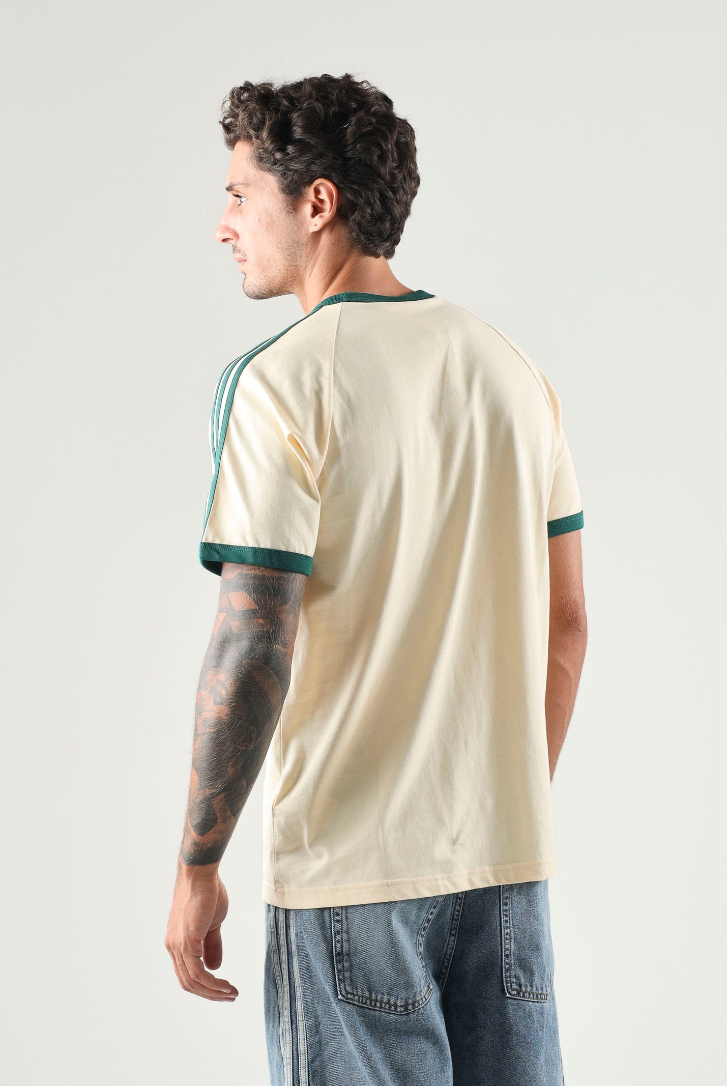 ADIDAS ORIGINALS T-shirt 3-STRIPES Warm Vanilla da uomo con logo iconico KT5058 . ADIDAS ORIGINALS