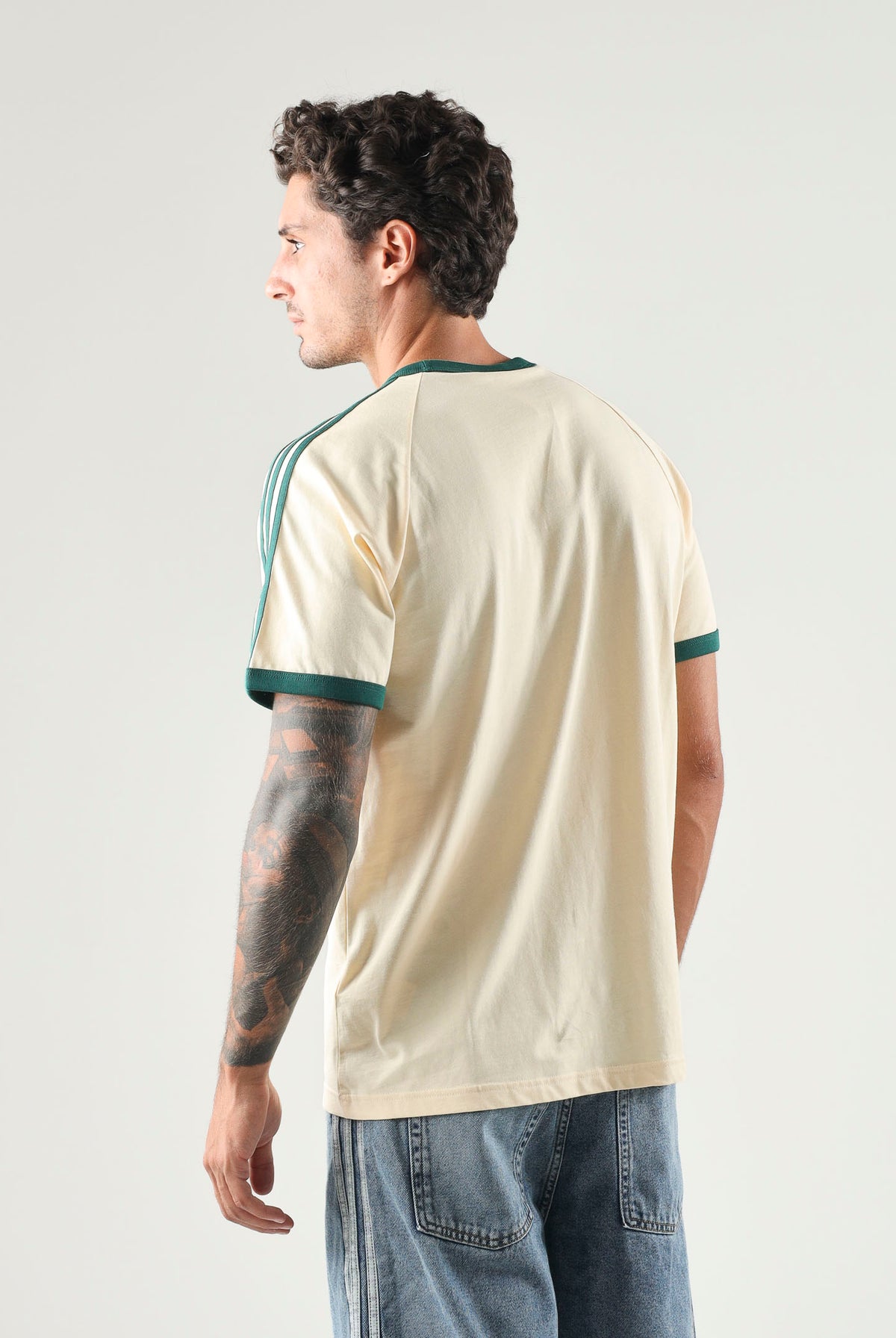 ADIDAS ORIGINALS T-shirt manica corta 3-STRIPES Warm Vanilla per uomo e donna con logo iconico KT5058 . ADIDAS ORIGINALS