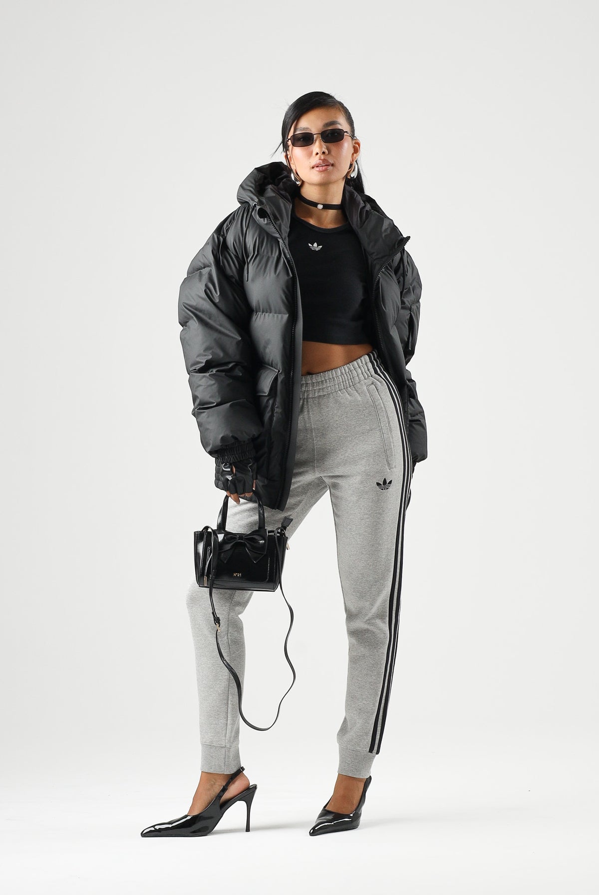 ADIDAS ORIGINALS Pantaloni grigi TRACK PANTS per uomo con coulisse in vita e bande laterali. KU7643 . ADIDAS ORIGINALS