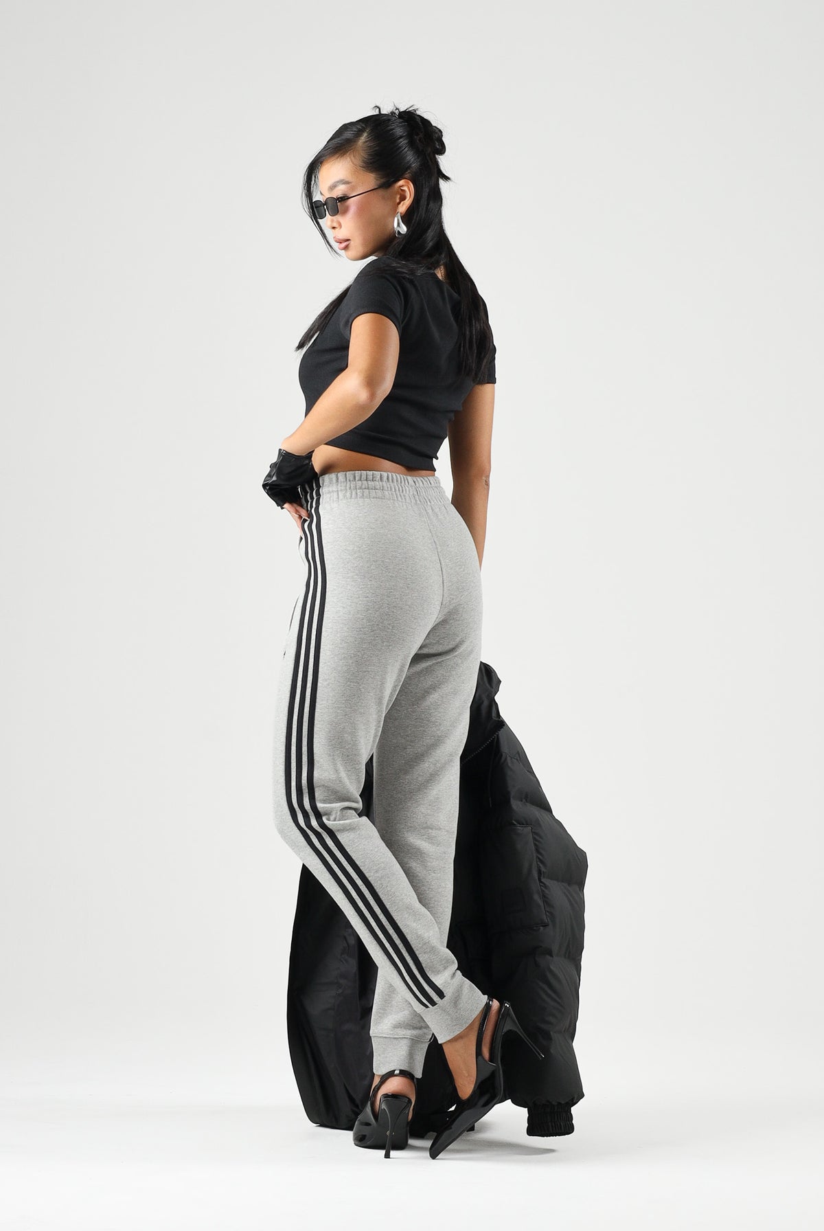 ADIDAS ORIGINALS Pantaloni grigi TRACK PANTS per uomo con coulisse in vita e bande laterali. KU7643 . ADIDAS ORIGINALS