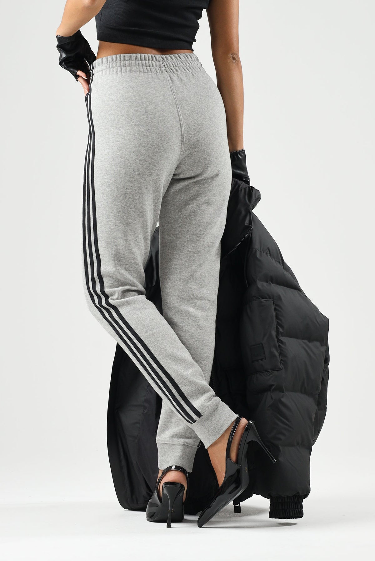 ADIDAS ORIGINALS Pantaloni grigi TRACK PANTS per uomo con coulisse in vita e bande laterali. KU7643 . ADIDAS ORIGINALS