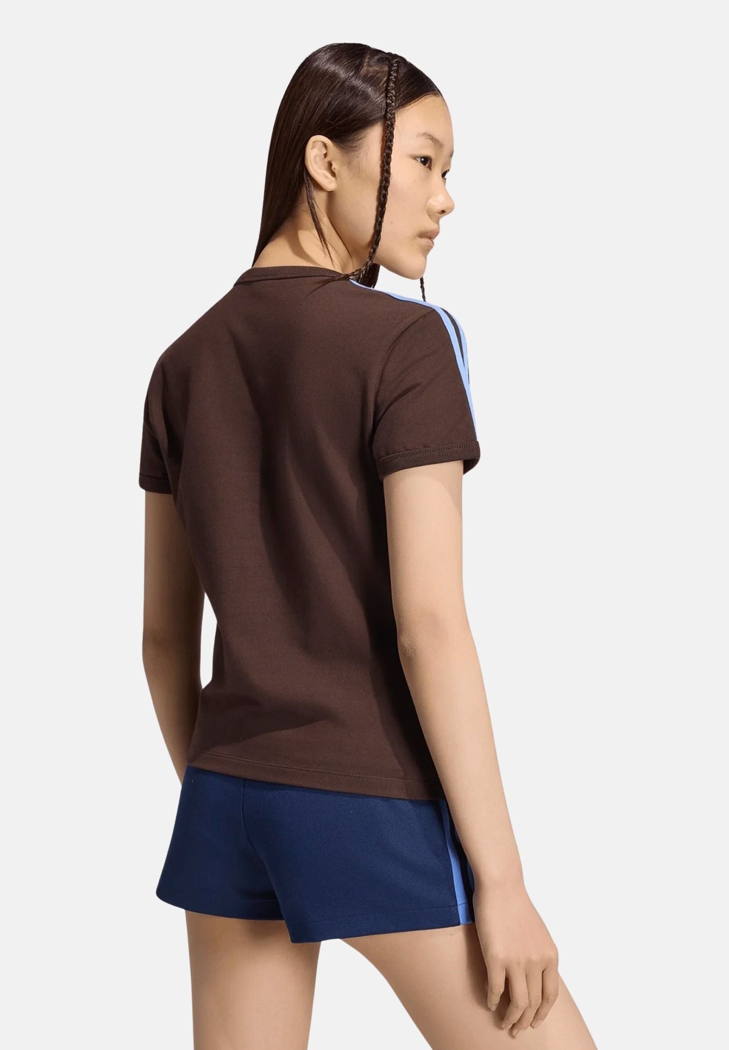 ADIDAS ORIGINALS T-shirt 3 STRIPES SLIM Auco Blufus Marrone da donna con iconiche 3-Stripes KU8194 . ADIDAS ORIGINALS