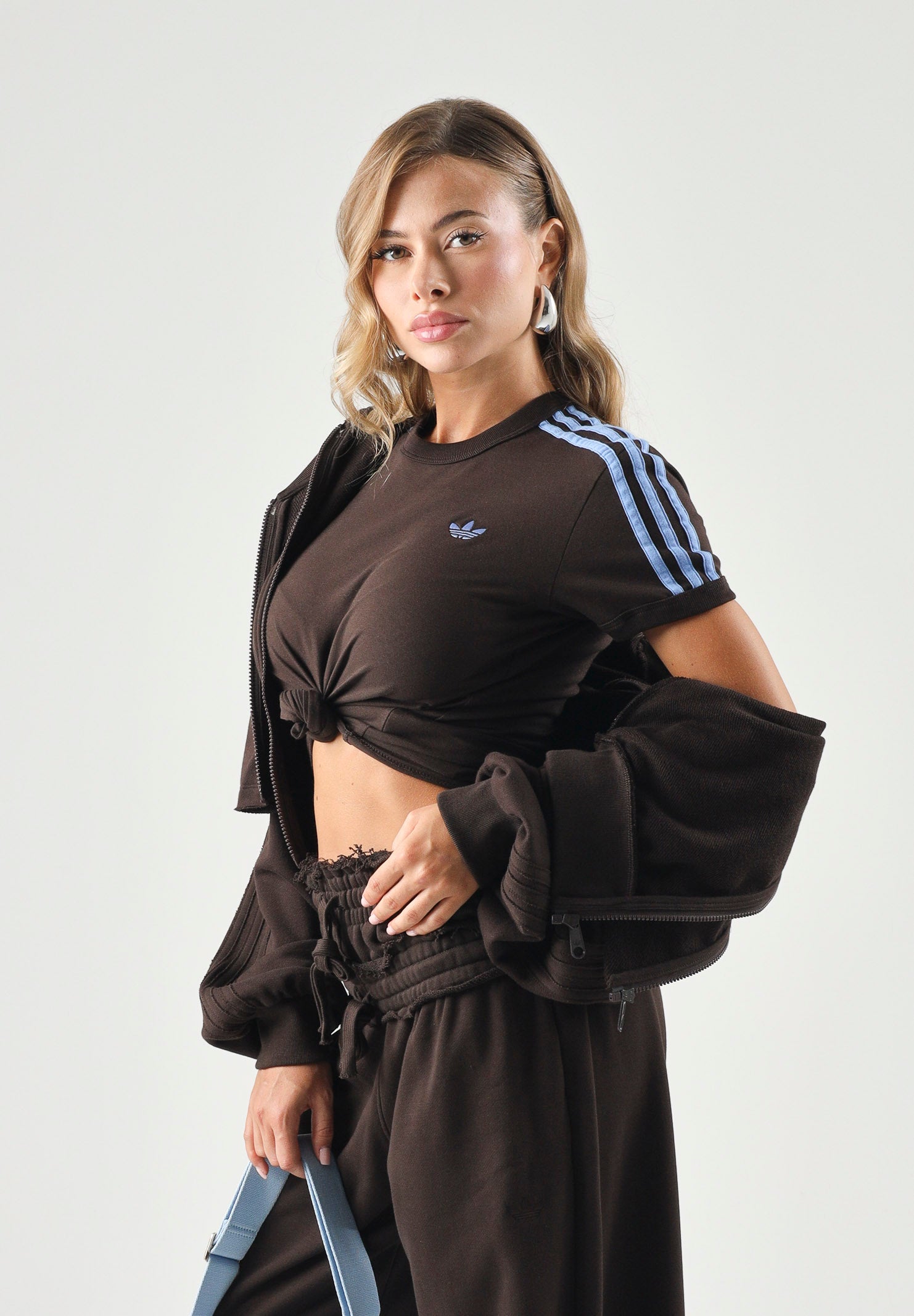 ADIDAS ORIGINALS T-shirt 3 STRIPES SLIM Auco Blufus Marrone da donna con iconiche 3-Stripes KU8194 . ADIDAS ORIGINALS