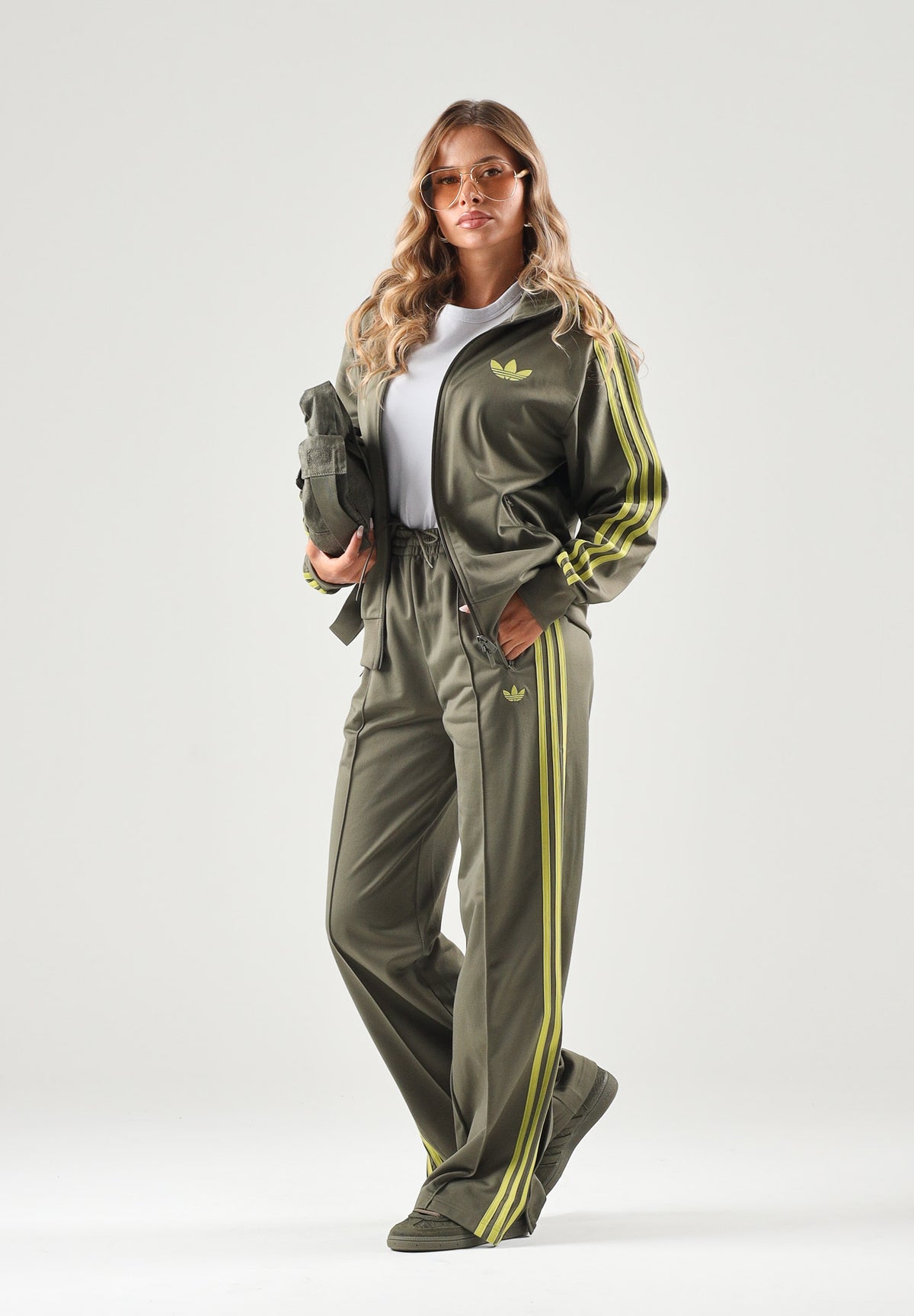 ADIDAS ORIGINALS Felpa con zip FIREBIRD TRACK verde oliva per uomo e donna con iconiche tre strisce sulle maniche. KU8197 . ADIDAS ORIGINALS