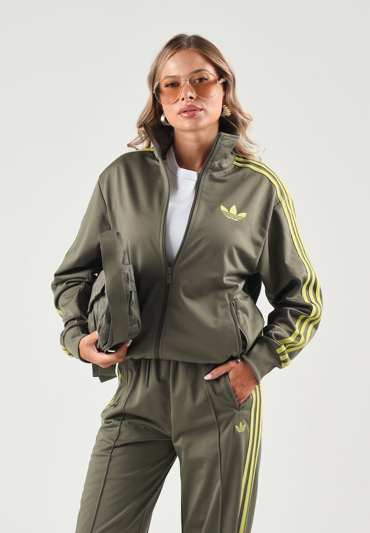 ADIDAS ORIGINALS Felpa con zip FIREBIRD TRACK verde oliva per uomo e donna con iconiche tre strisce sulle maniche. KU8197 . ADIDAS ORIGINALS
