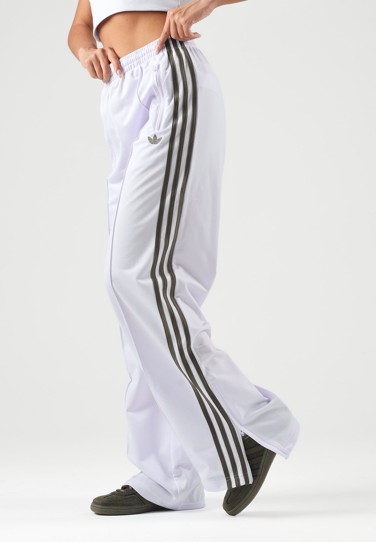 ADIDAS ORIGINALS Pantaloni FIREBIRD LOOSE lilla da donna con iconiche 3-stripes verdi KV2232 . ADIDAS ORIGINALS
