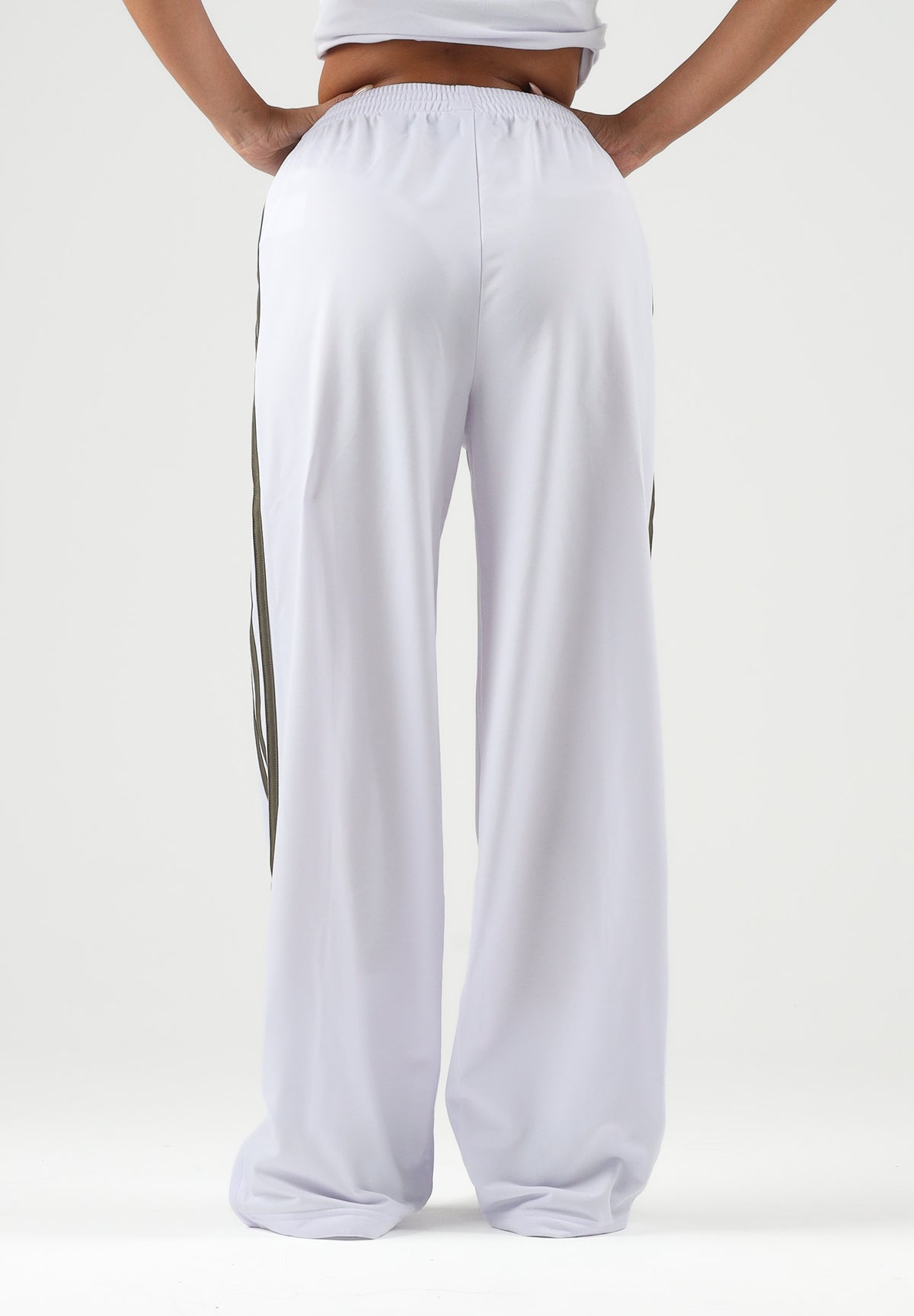 ADIDAS ORIGINALS Pantaloni FIREBIRD LOOSE lilla da donna con iconiche 3-stripes verdi KV2232 . ADIDAS ORIGINALS
