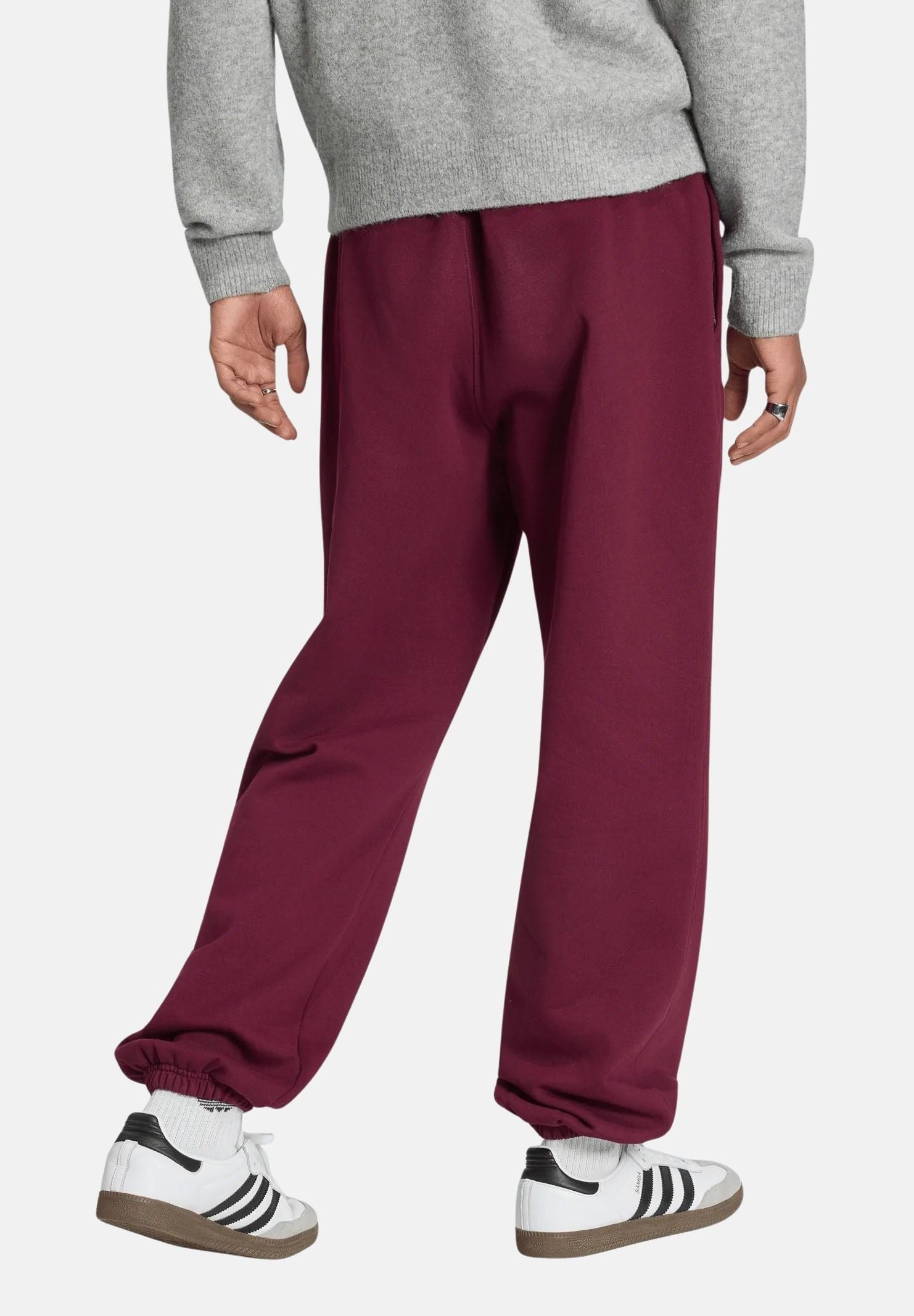 ADIDAS ORIGINALS Pantaloni ESS LOOSE PT Maroon, bordeaux, uomo con logo trifoglio ricamato KV3143 . ADIDAS ORIGINALS
