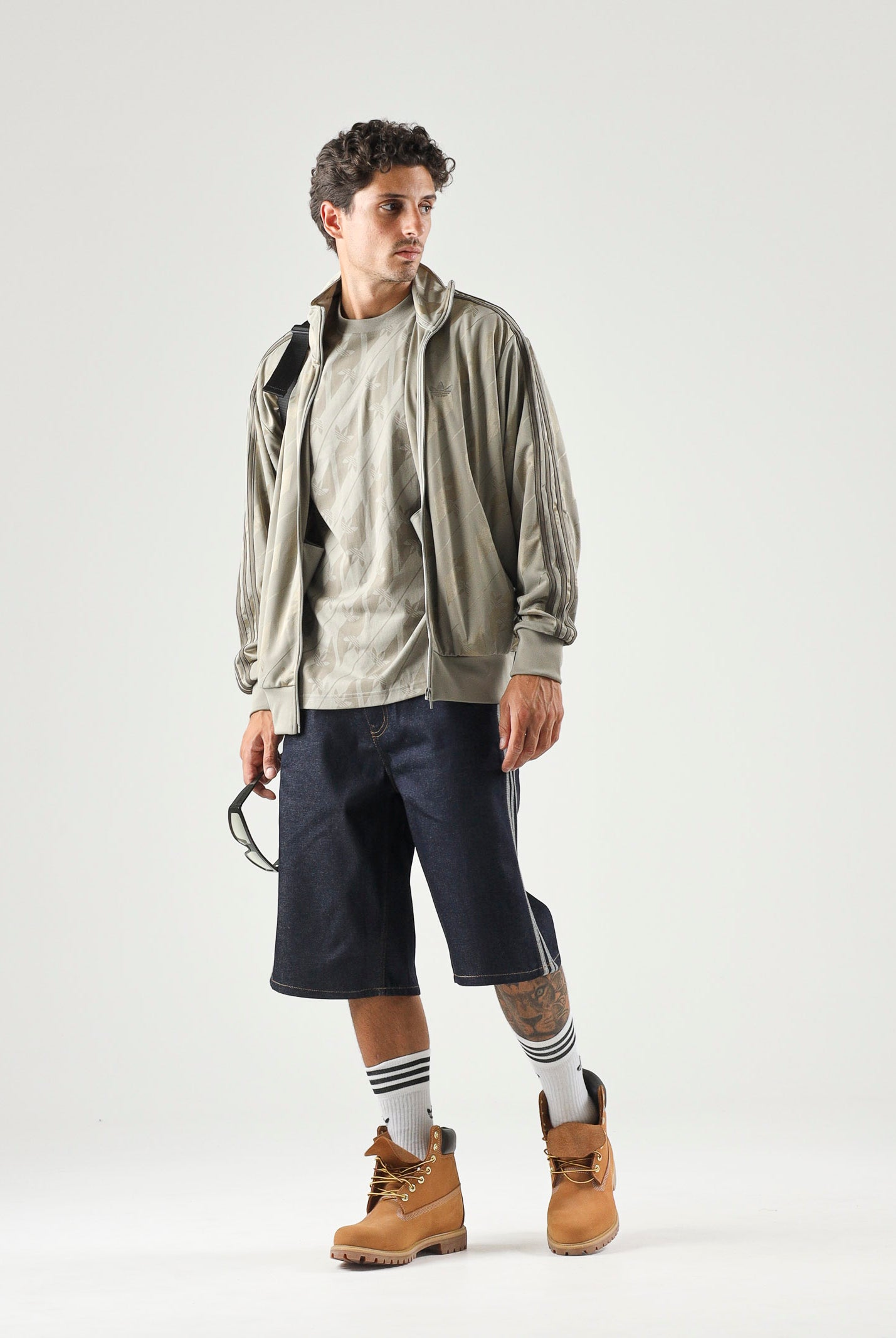 ADIDAS ORIGINALS T-shirt MONOGRAM silver-beige da uomo con fantasia monogram all-over. KV7268 . ADIDAS ORIGINALS