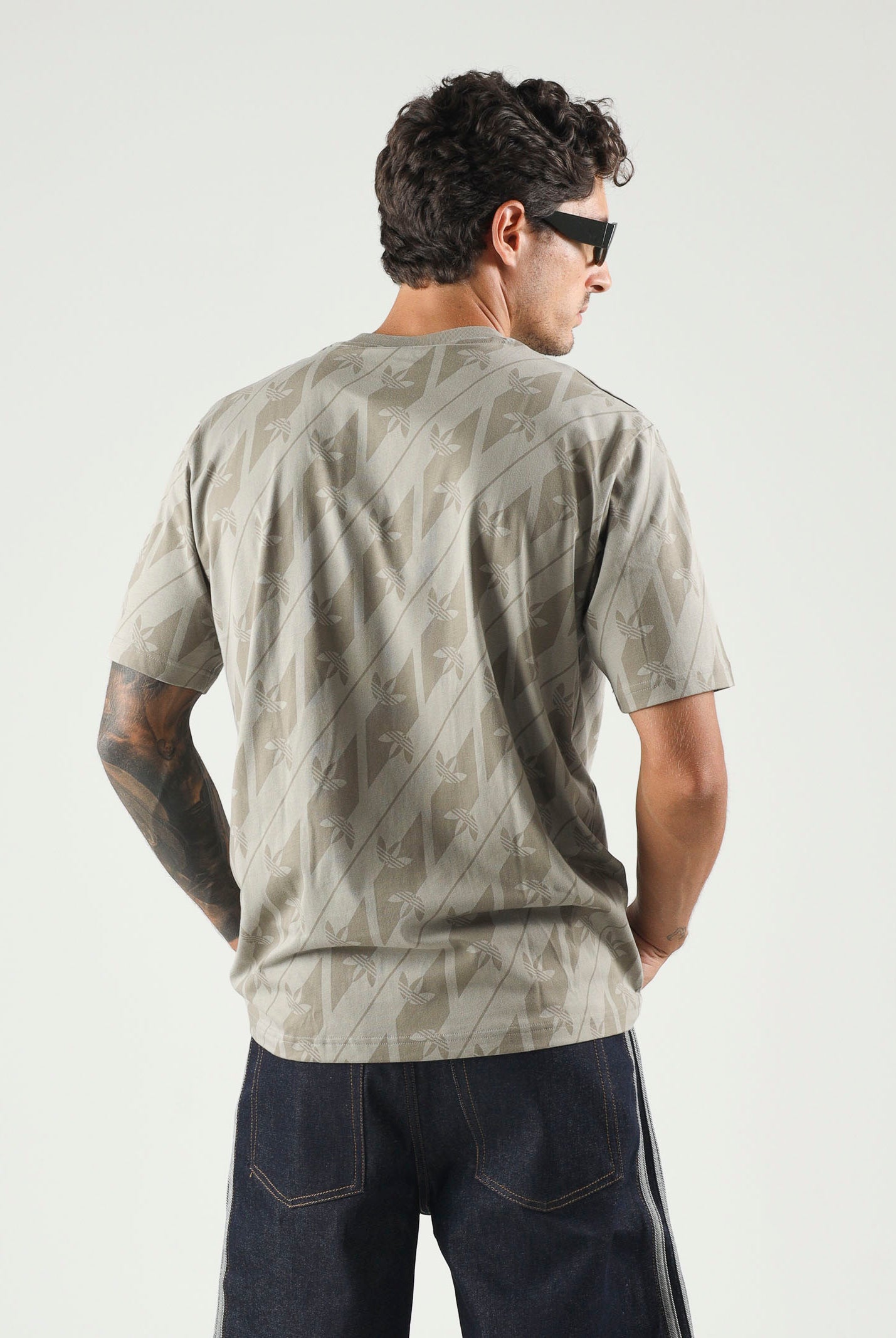 ADIDAS ORIGINALS T-shirt MONOGRAM silver-beige da uomo con fantasia monogram all-over. KV7268 . ADIDAS ORIGINALS