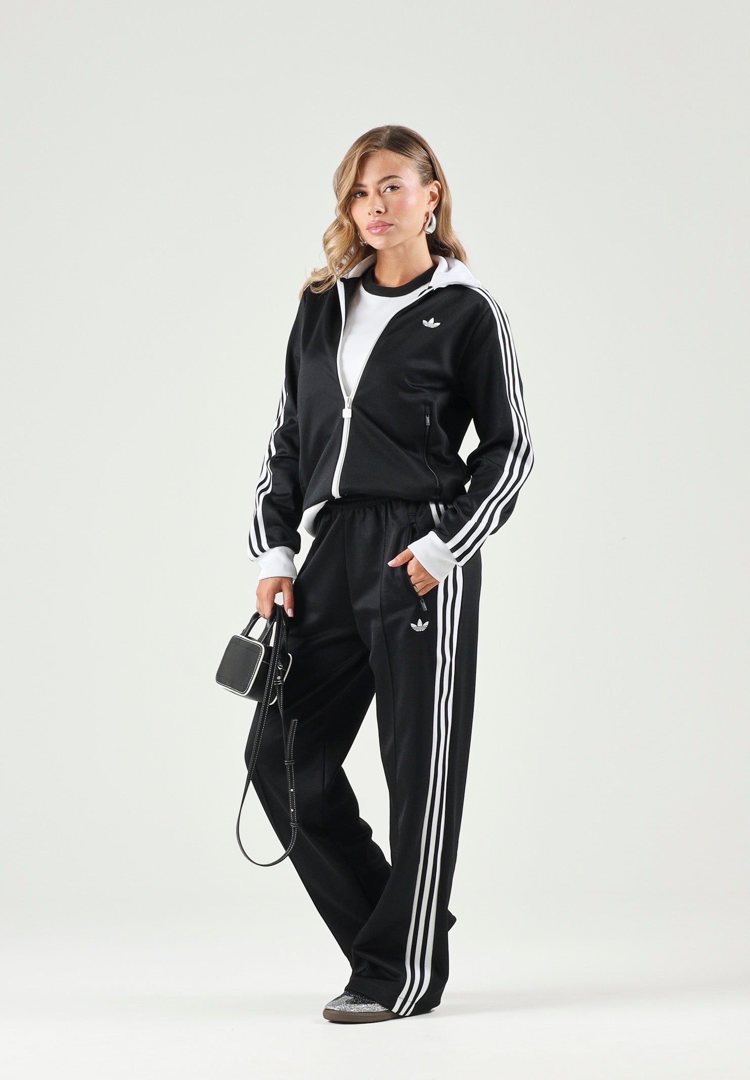 DIDAS ORIGINALS Felpa CLASSIC TRACK TOP nero da donna con iconiche 3-Stripes a contrasto KV9560 . ADIDAS ORIGINALS