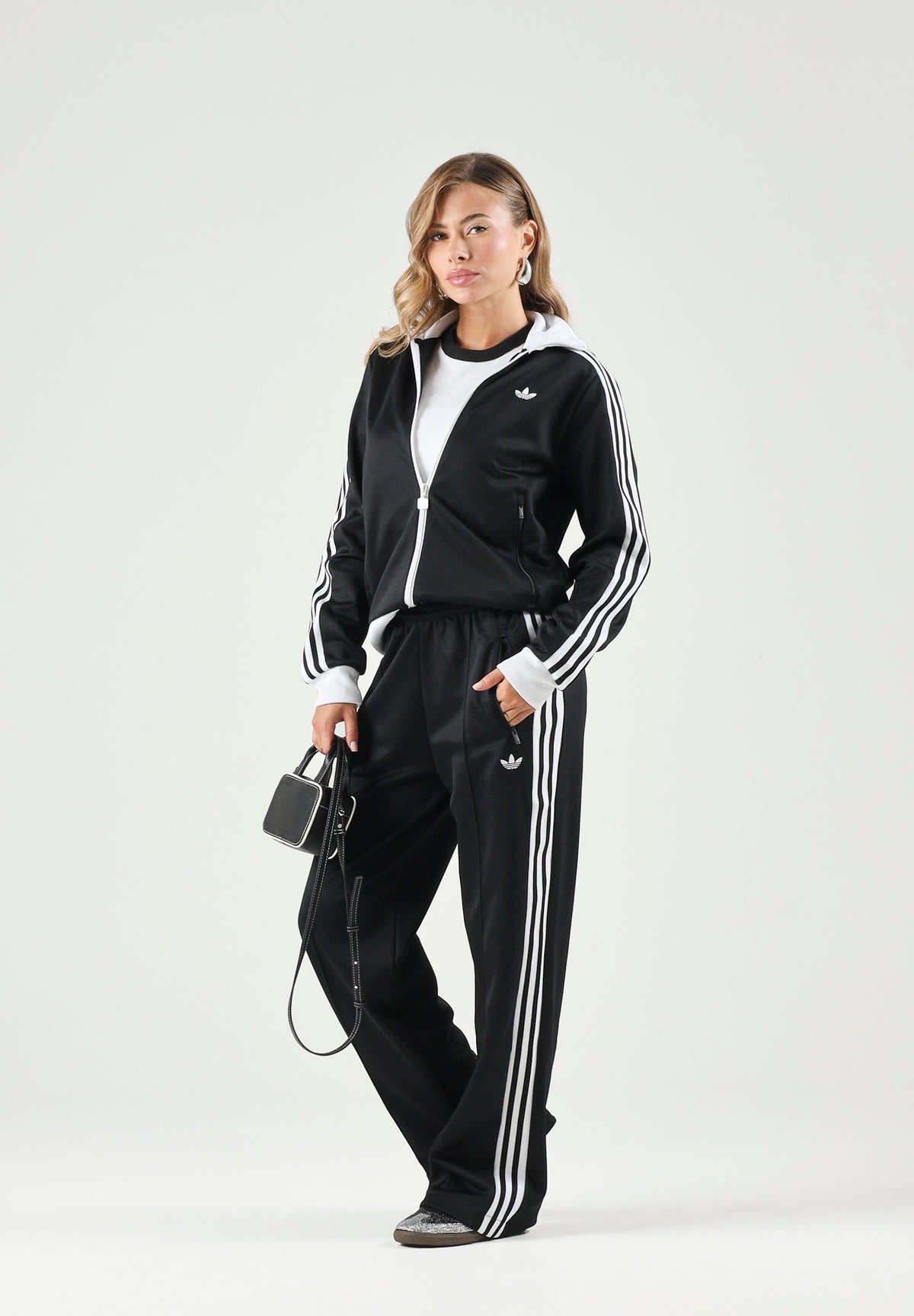 ADIDAS ORIGINALS Felpa con zip CLASSIC TRACK TOP nero da donna con iconiche 3-Stripes a contrasto KV9560 . ADIDAS ORIGINALS