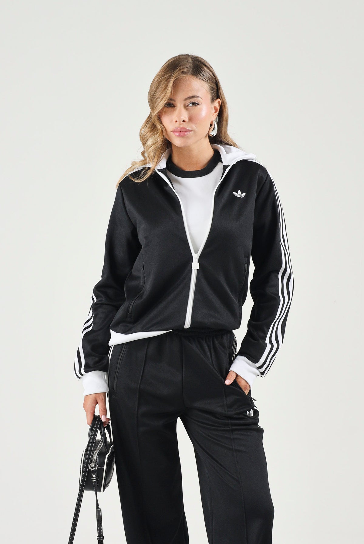 ADIDAS ORIGINALS Felpa con zip CLASSIC TRACK TOP nero da donna con iconiche 3-Stripes a contrasto KV9560 . ADIDAS ORIGINALS
