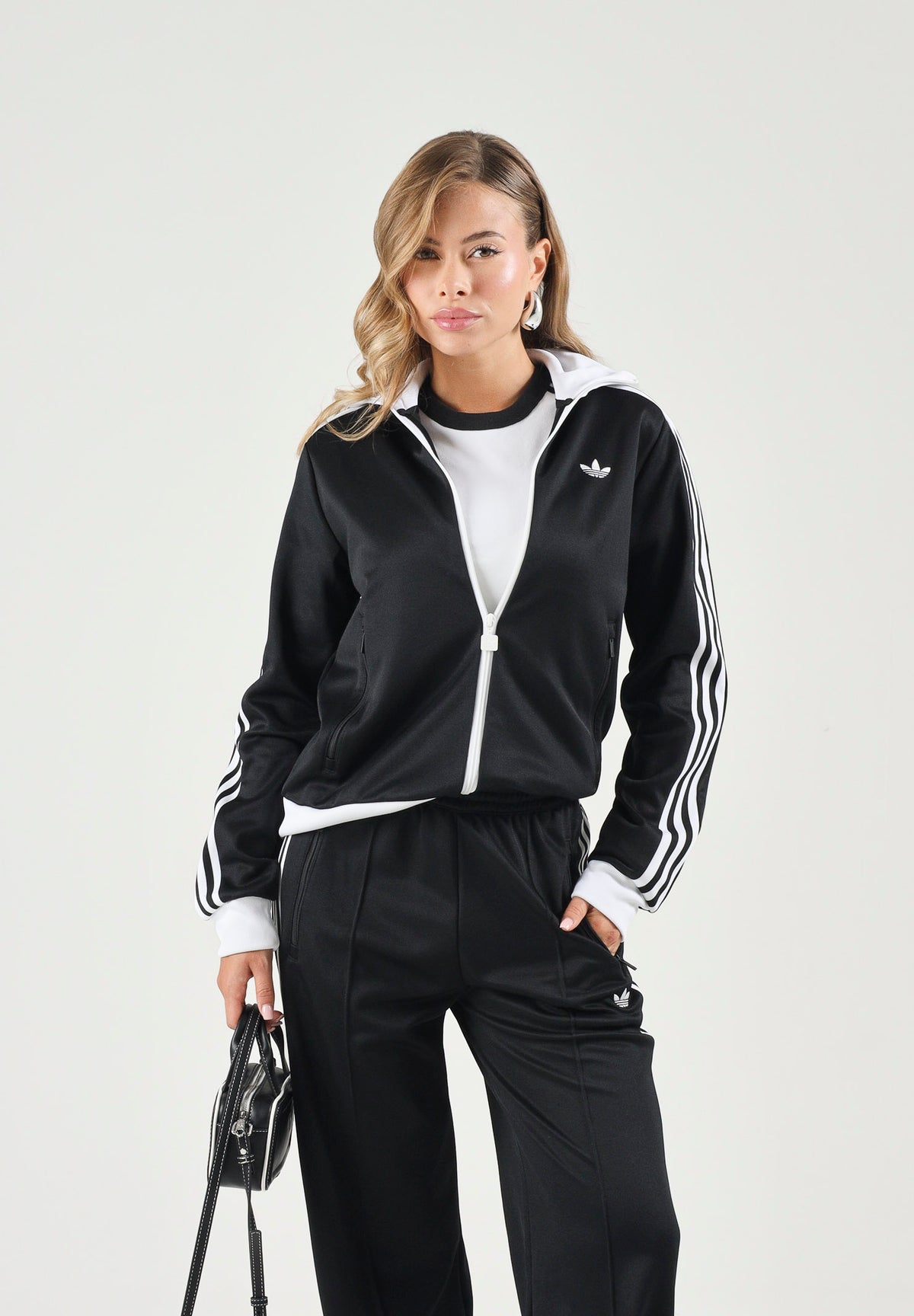 ADIDAS ORIGINALS Felpa con zip CLASSIC TRACK TOP nero da donna con iconiche 3-Stripes a contrasto KV9560 . ADIDAS ORIGINALS