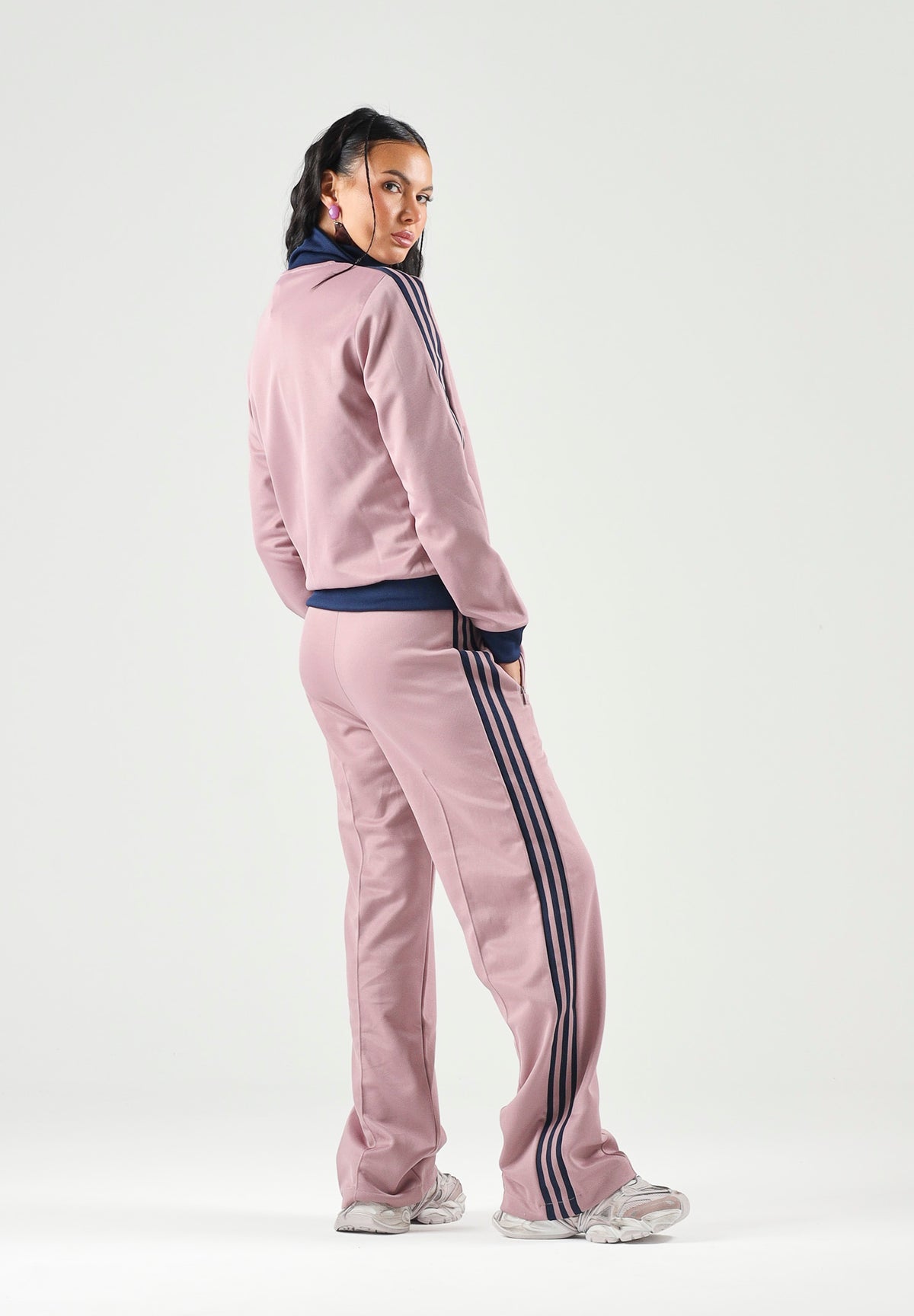 ADIDAS ORIGINALS Felpa con zip CLASSIC TRACK TOP malva-rosa da donna con chiusura zip e dettagli a contrasto. KV9562 . ADIDAS ORIGINALS