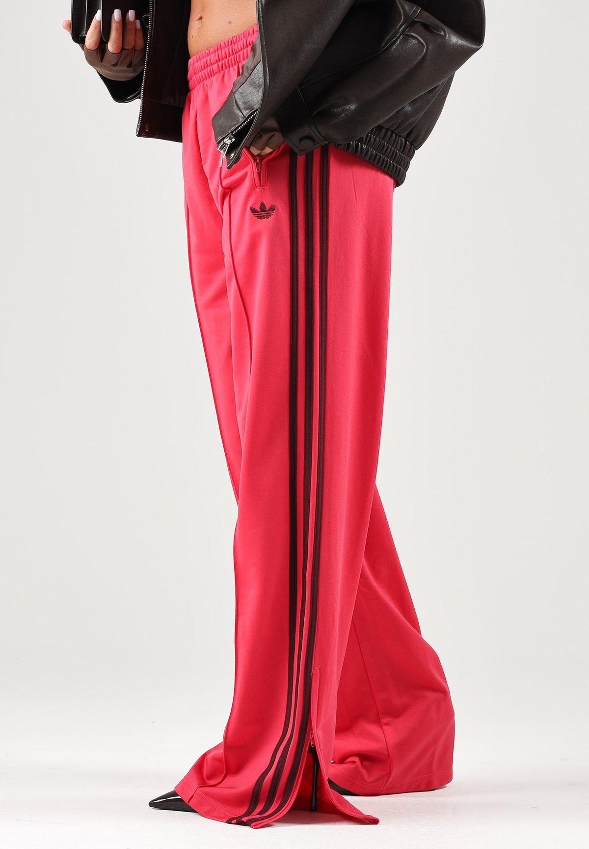 ADIDAS ORIGINALS Pantaloni FIREBIRD LOOSE Maroon rosa acceso e bordeaux donna. KW0228 . ADIDAS ORIGINALS