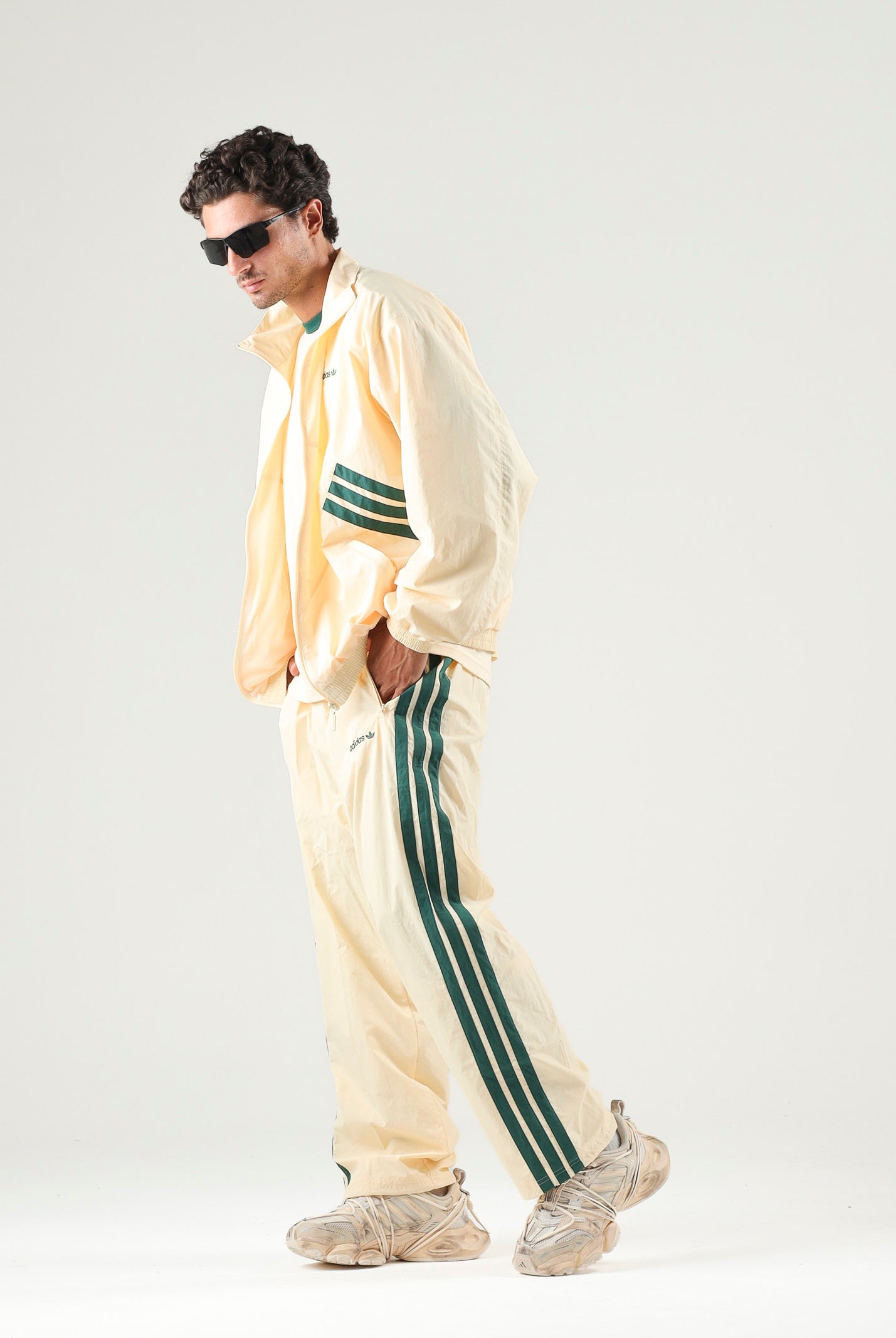 ADIDAS ORIGINALS Pantaloni CUTLINE TRACK PANTS Warm Vanilla crema da uomo con 3-stripes iconiche KW8021 . ADIDAS ORIGINALS