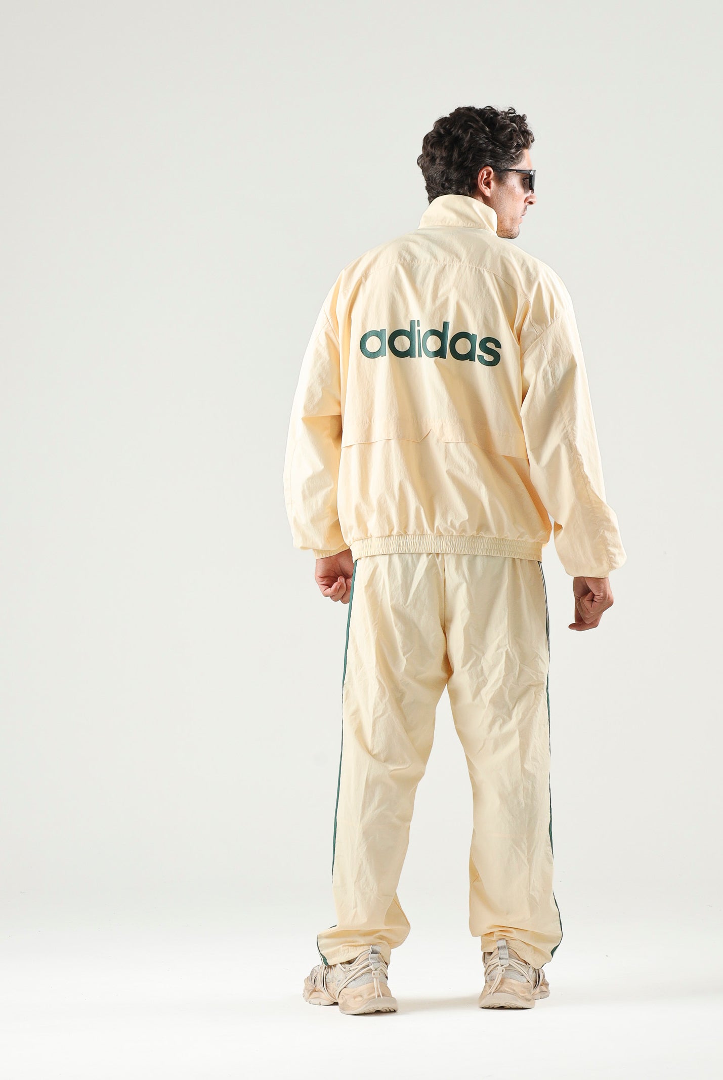 ADIDAS ORIGINALS Pantaloni CUTLINE TRACK PANTS Warm Vanilla crema da uomo con 3-stripes iconiche KW8021 . ADIDAS ORIGINALS