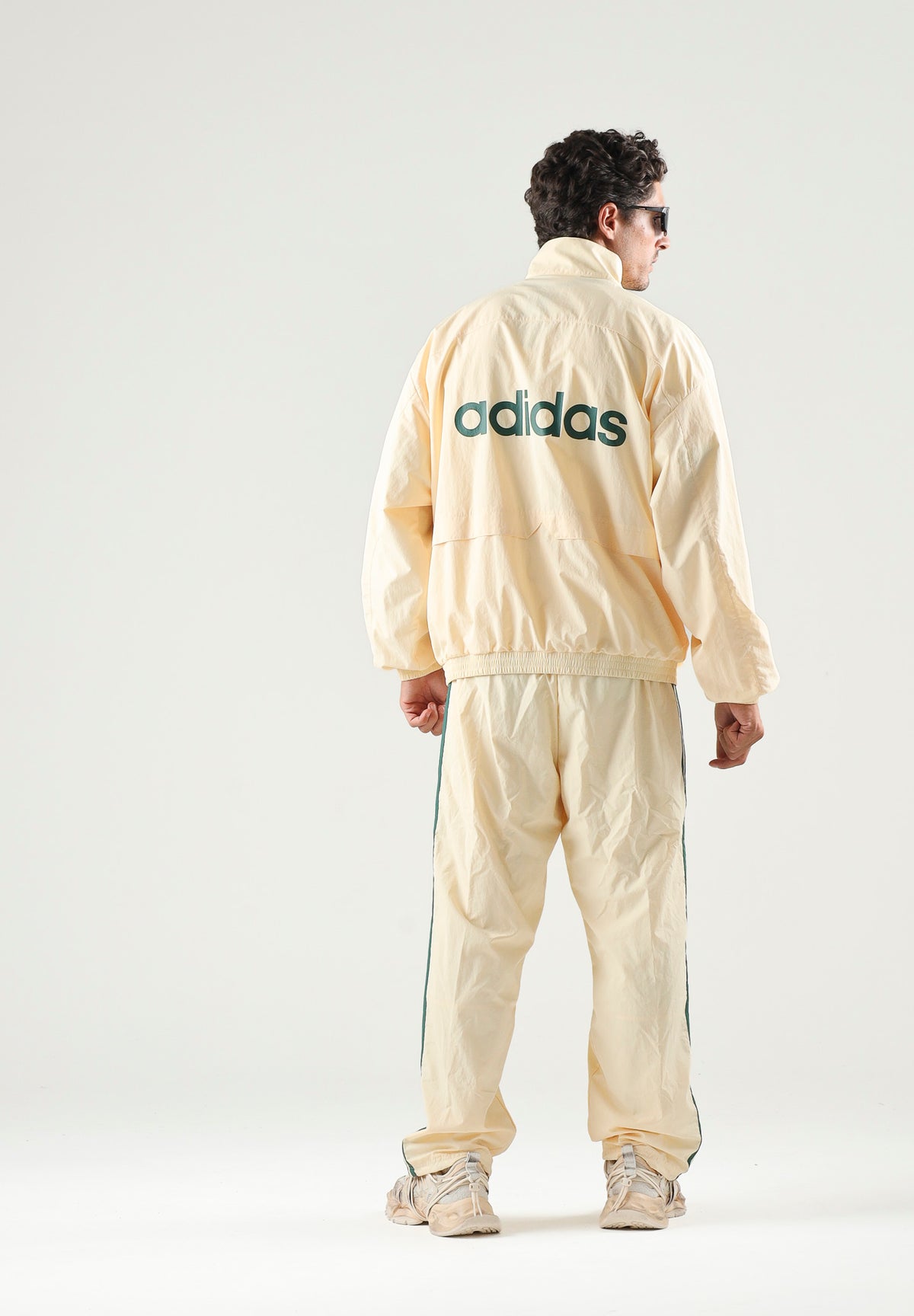 ADIDAS ORIGINALS Pantaloni CUTLINE TRACK PANTS Warm Vanilla crema da uomo con 3-stripes iconiche KW8021 . ADIDAS ORIGINALS