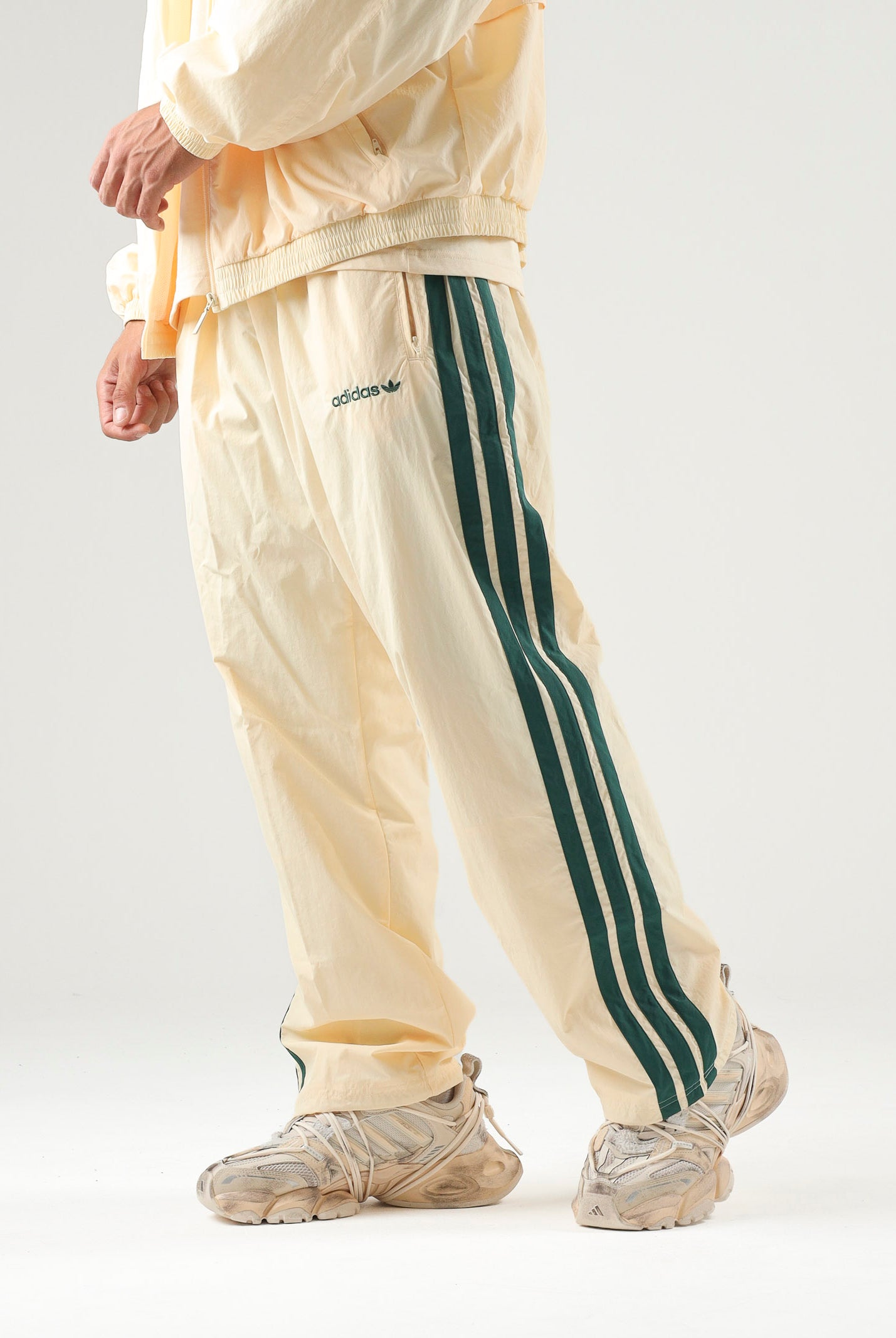 ADIDAS ORIGINALS Pantaloni CUTLINE TRACK PANTS Warm Vanilla crema da uomo con 3-stripes iconiche KW8021 . ADIDAS ORIGINALS