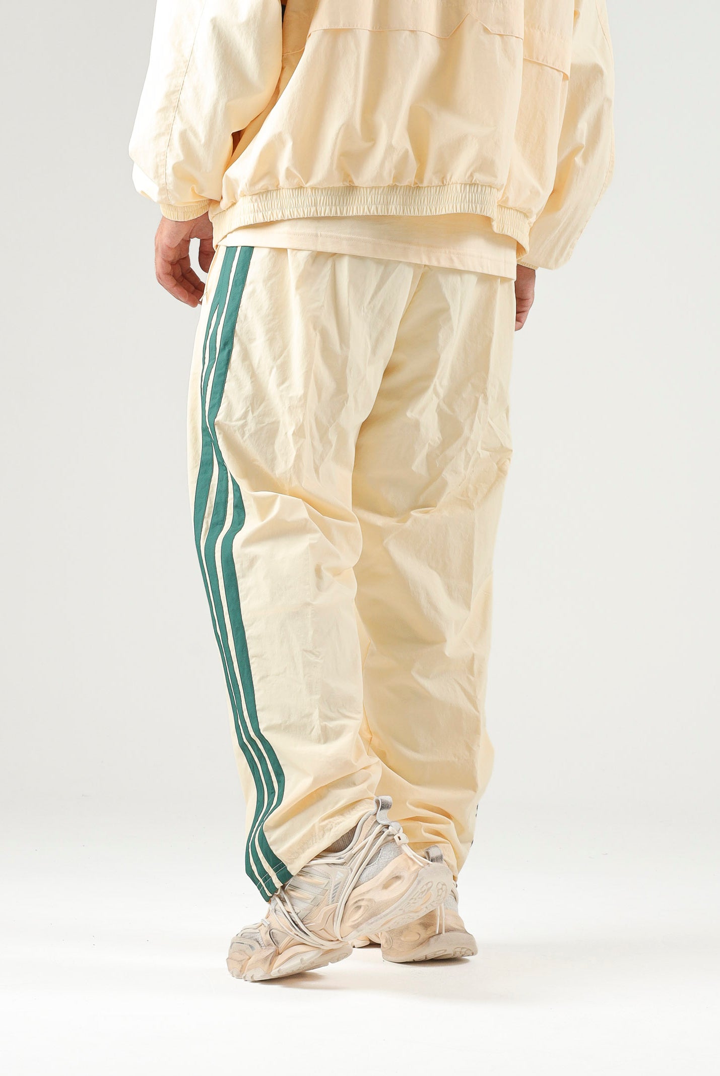 ADIDAS ORIGINALS Pantaloni CUTLINE TRACK PANTS Warm Vanilla crema da uomo con 3-stripes iconiche KW8021 . ADIDAS ORIGINALS