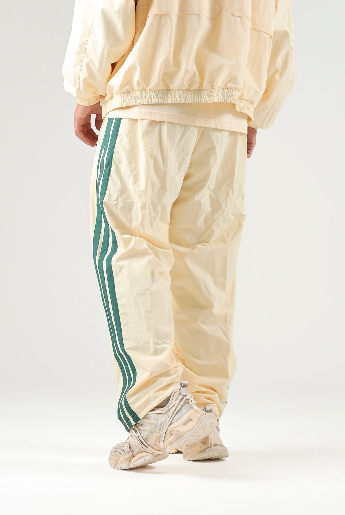 ADIDAS ORIGINALS Pantaloni CUTLINE TRACK PANTS Warm Vanilla crema da uomo con 3-stripes iconiche KW8021 . ADIDAS ORIGINALS