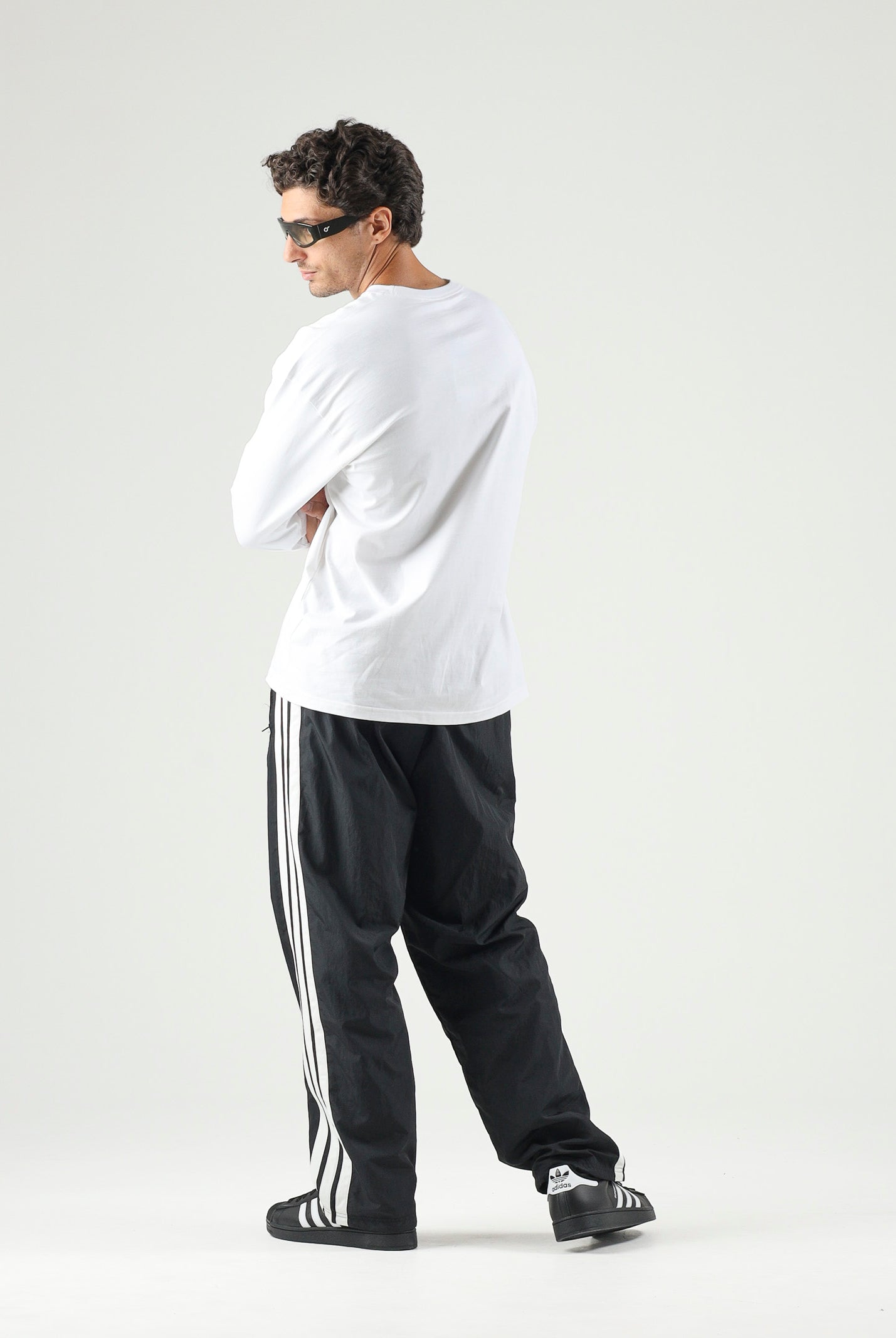 ADIDAS ORIGINALS Pantaloni CUTLINE nero da uomo con iconiche 3-stripes KW8023 . ADIDAS ORIGINALS