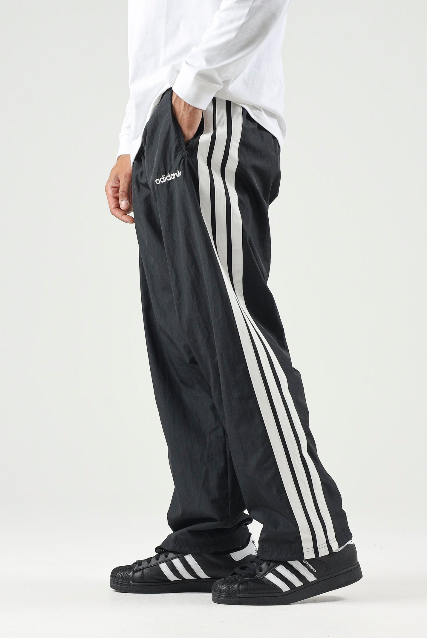ADIDAS ORIGINALS Pantaloni CUTLINE nero da uomo con iconiche 3-stripes KW8023 . ADIDAS ORIGINALS