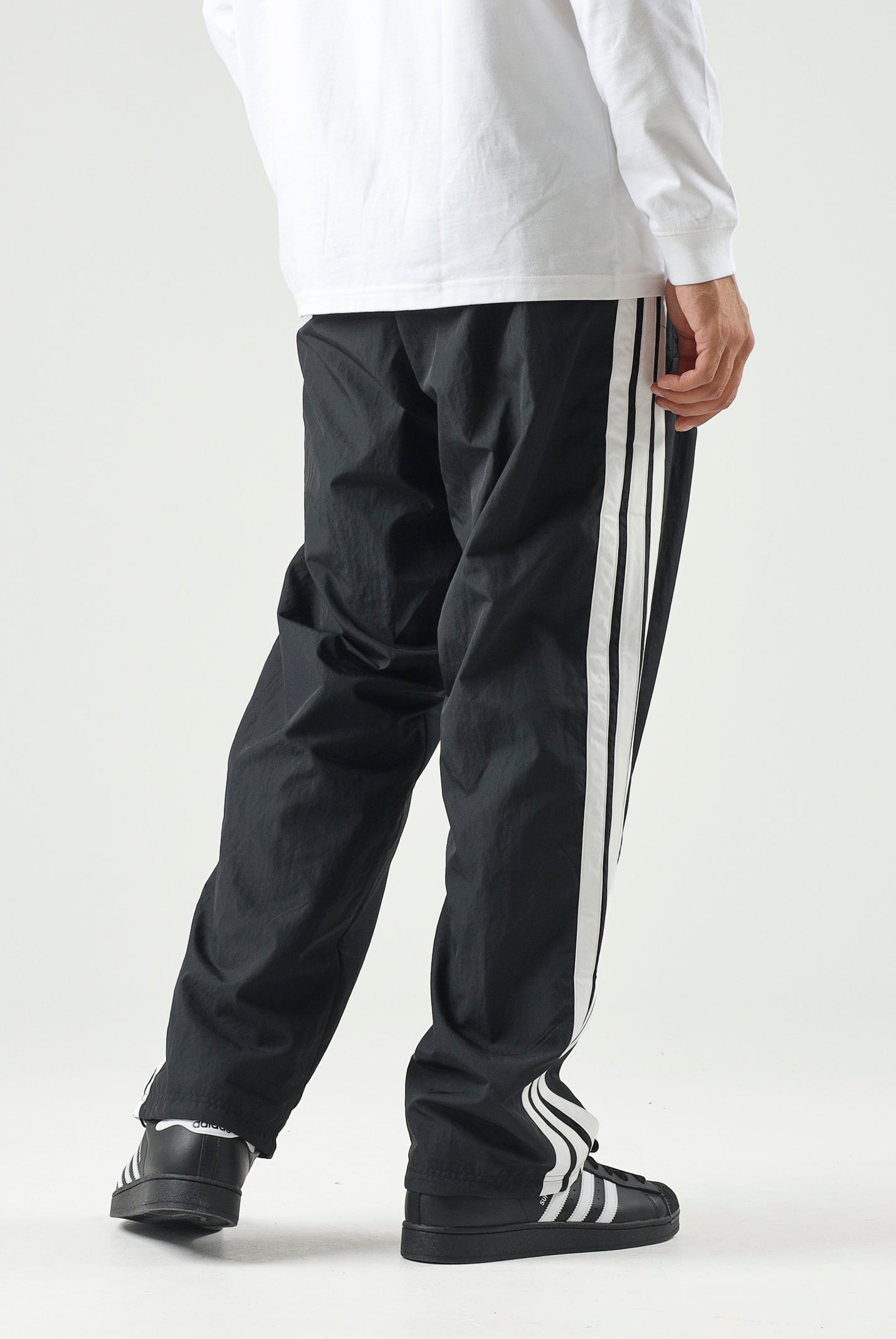 ADIDAS ORIGINALS Pantaloni CUTLINE nero da uomo con iconiche 3-stripes KW8023 . ADIDAS ORIGINALS