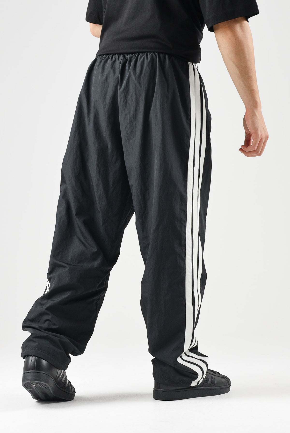 ADIDAS ORIGINALS Pantaloni sportivi CUTLINE neri da uomo con iconiche 3-stripes KW8023 . ADIDAS ORIGINALS