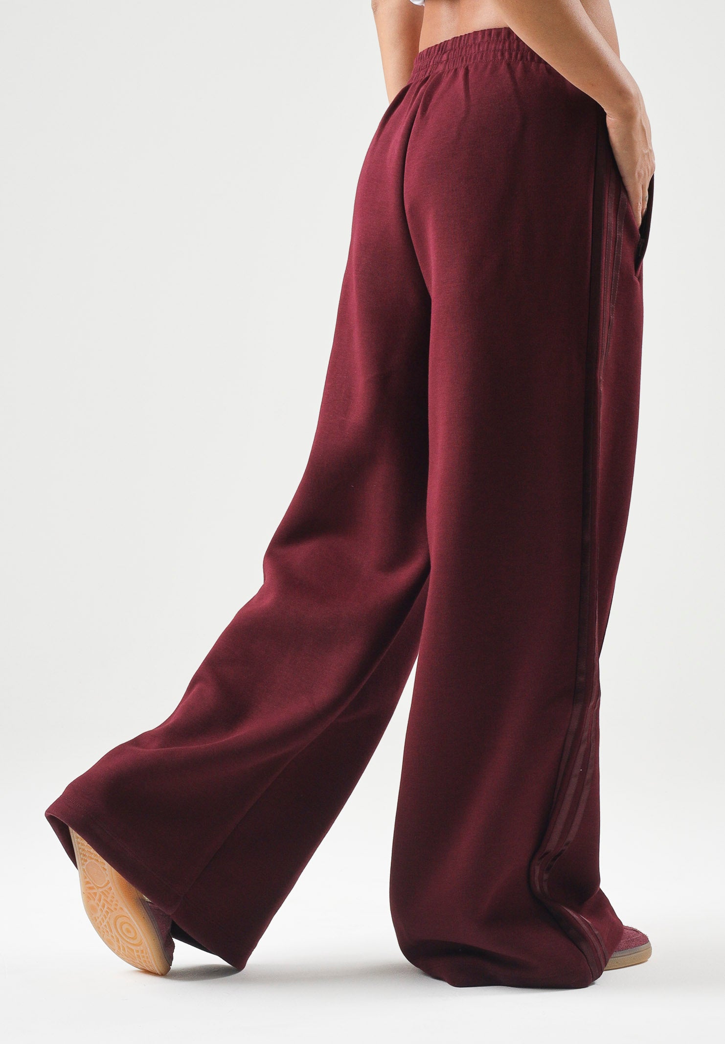 ADIDAS ORIGINALS Pantaloni SPACER TRACKPANTS Maroon bordeaux da donna con logo iconico KY0850 . ADIDAS ORIGINALS