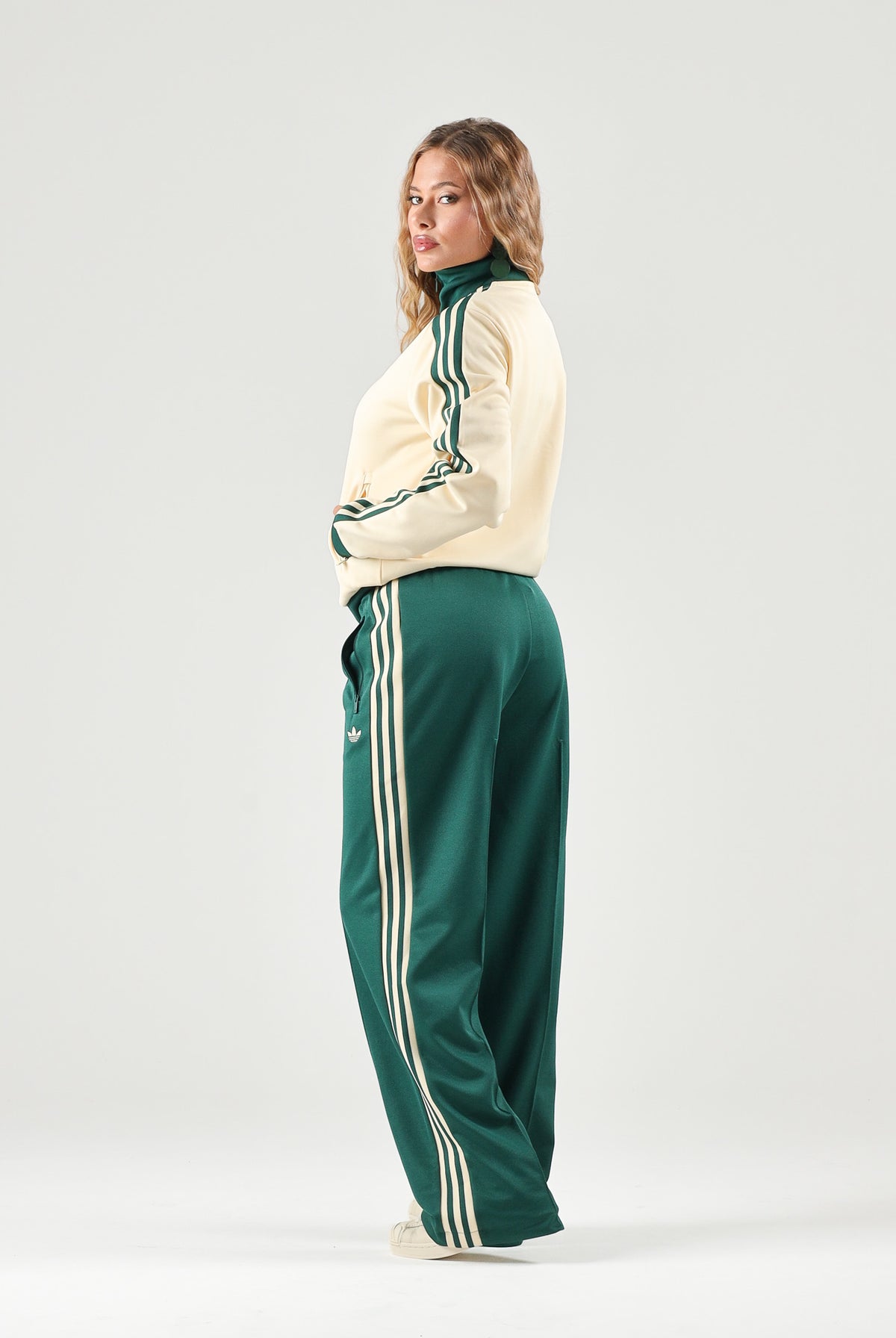 ADIDAS ORIGINALS Pantaloni FIREBIRD, warm-vaniglia, verde da donna con 3-stripes iconiche <BR/><BR/> KY0884 . ADIDAS ORIGINALS