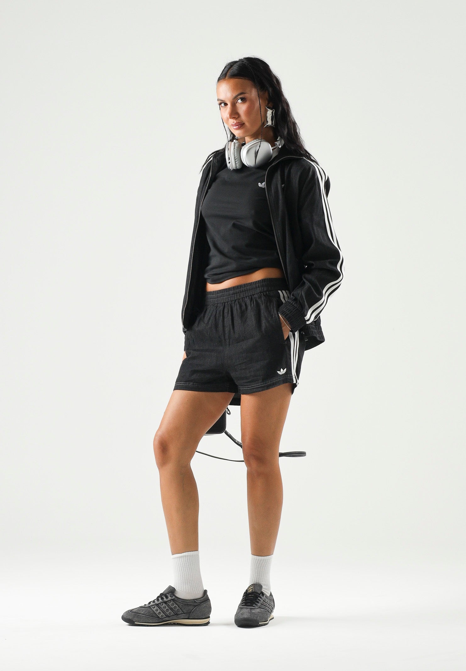 ADIDAS ORIGINALS Shorts SUMMER GLOW denim black, nero, da donna con iconiche 3-Stripes a contrasto KY3171 . ADIDAS ORIGINALS