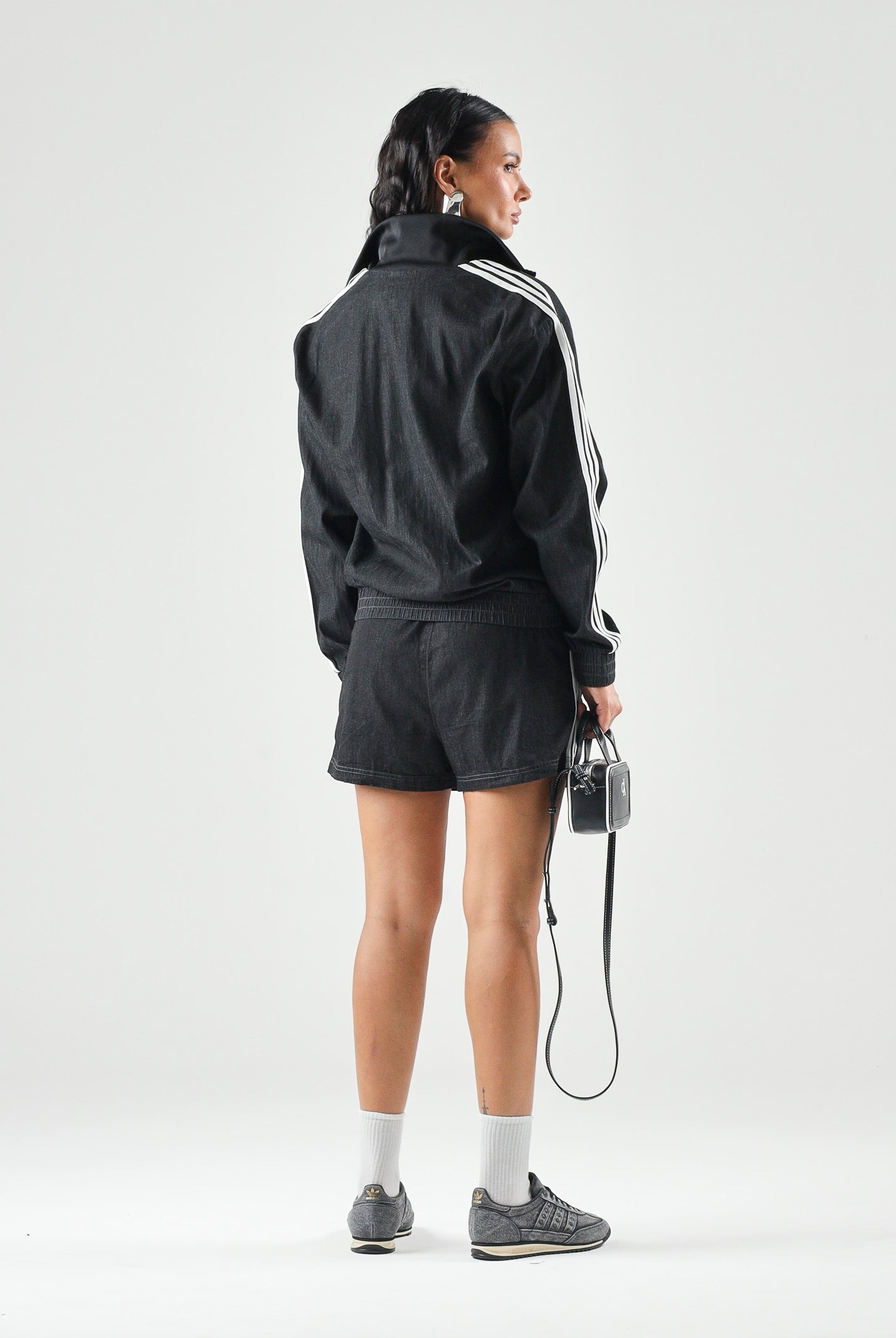 ADIDAS ORIGINALS Shorts SUMMER GLOW denim black, nero, da donna con iconiche 3-Stripes a contrasto KY3171 . ADIDAS ORIGINALS
