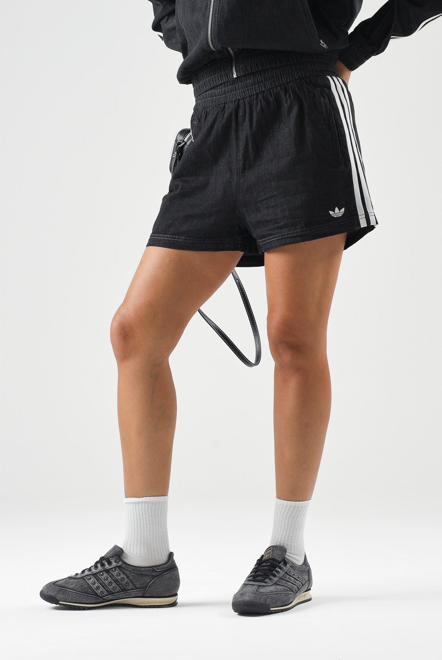 ADIDAS ORIGINALS Shorts SUMMER GLOW denim black, nero, da donna con iconiche 3-Stripes a contrasto KY3171 . ADIDAS ORIGINALS
