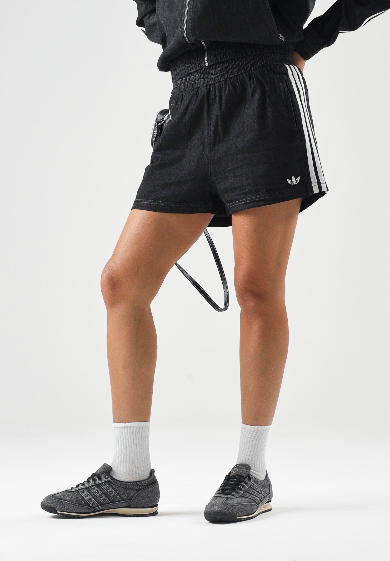 ADIDAS ORIGINALS Shorts SUMMER GLOW denim black, nero, da donna con iconiche 3-Stripes a contrasto KY3171 . ADIDAS ORIGINALS