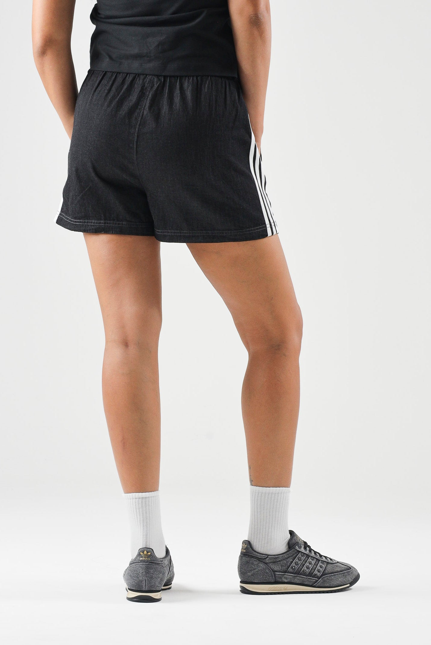 ADIDAS ORIGINALS Shorts SUMMER GLOW denim black, nero, da donna con iconiche 3-Stripes a contrasto KY3171 . ADIDAS ORIGINALS